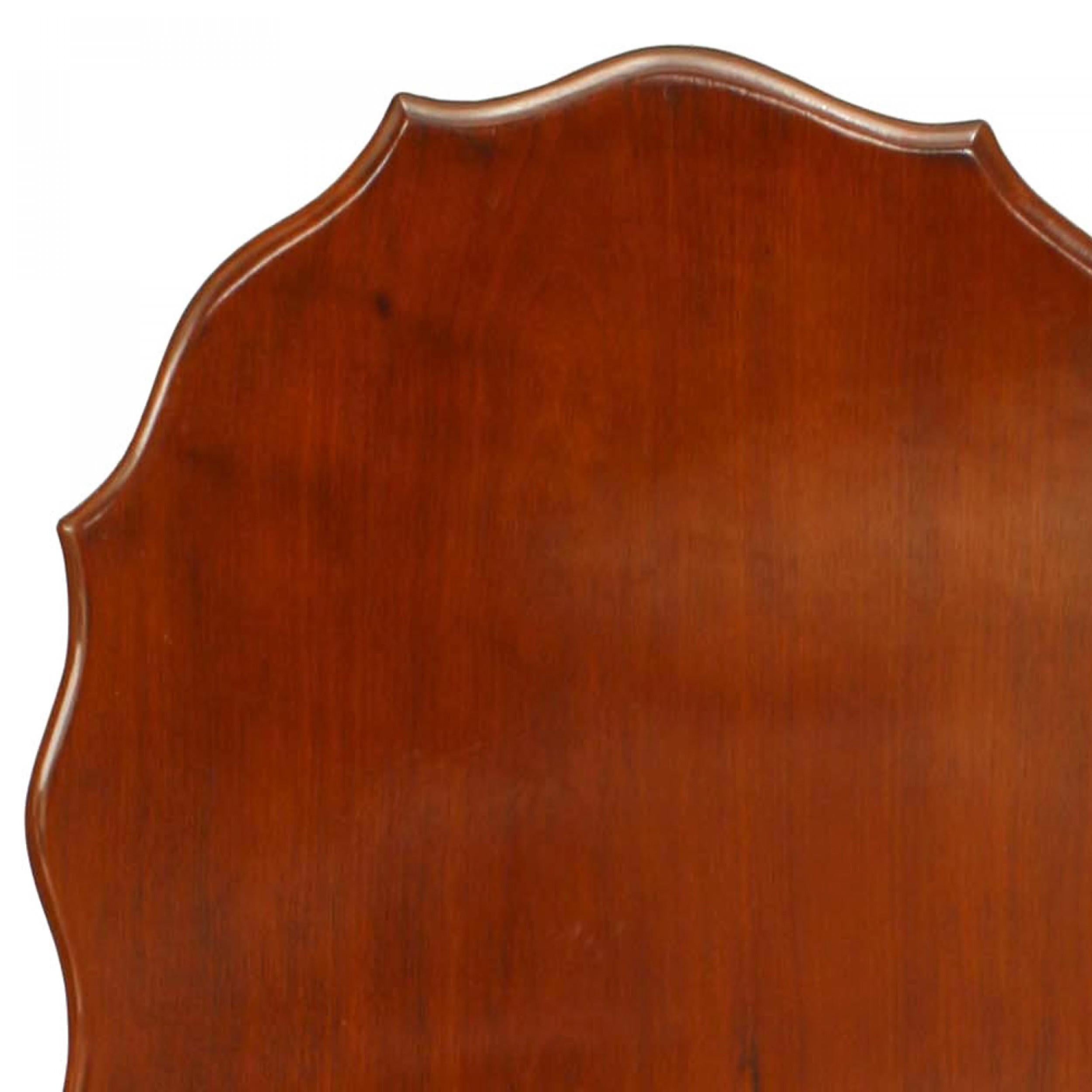 Fait main Table d'appoint victorienne anglaise en acajou festonné en vente