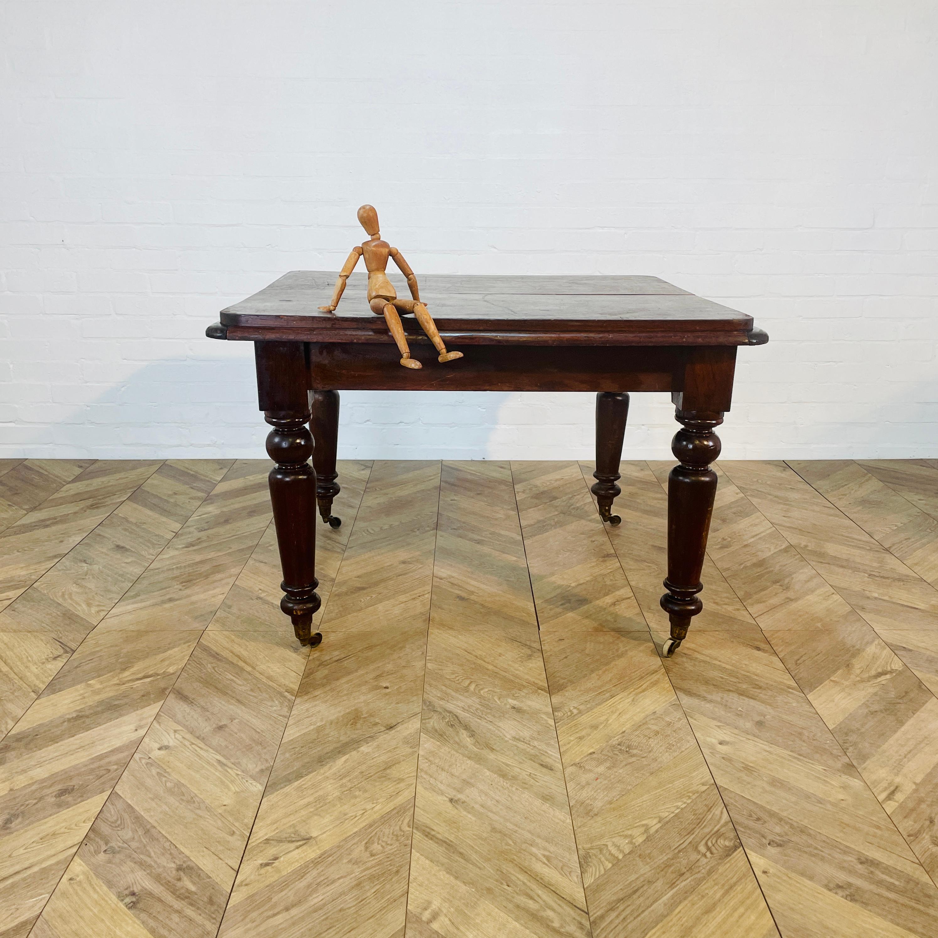 English Victorian Mahogany Square Dining Table on Brass Castors For Sale 1