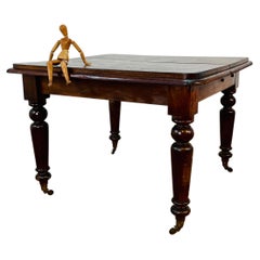 Table de salle à manger carrée en acajou de l'époque victorienne anglaise sur roulettes en laiton