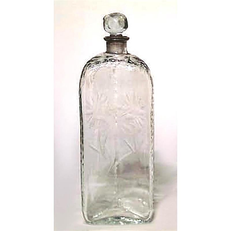 Estuche victoriano inglés de caoba y latón decorado al estilo de los tántalos de campaña, con 9 decantadores de cristal perfilado.