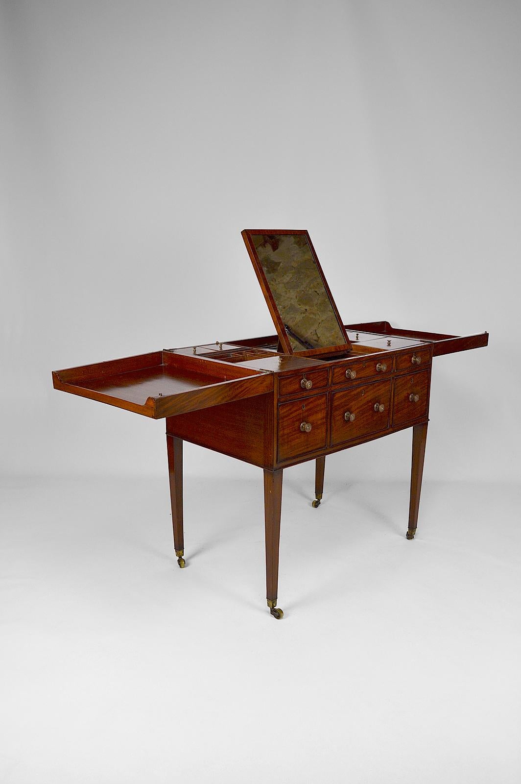 English Victorian Mahogany Vanity / Coiffeuse Dressing Table, 19th Century In Good Condition In VÉZELAY, FR