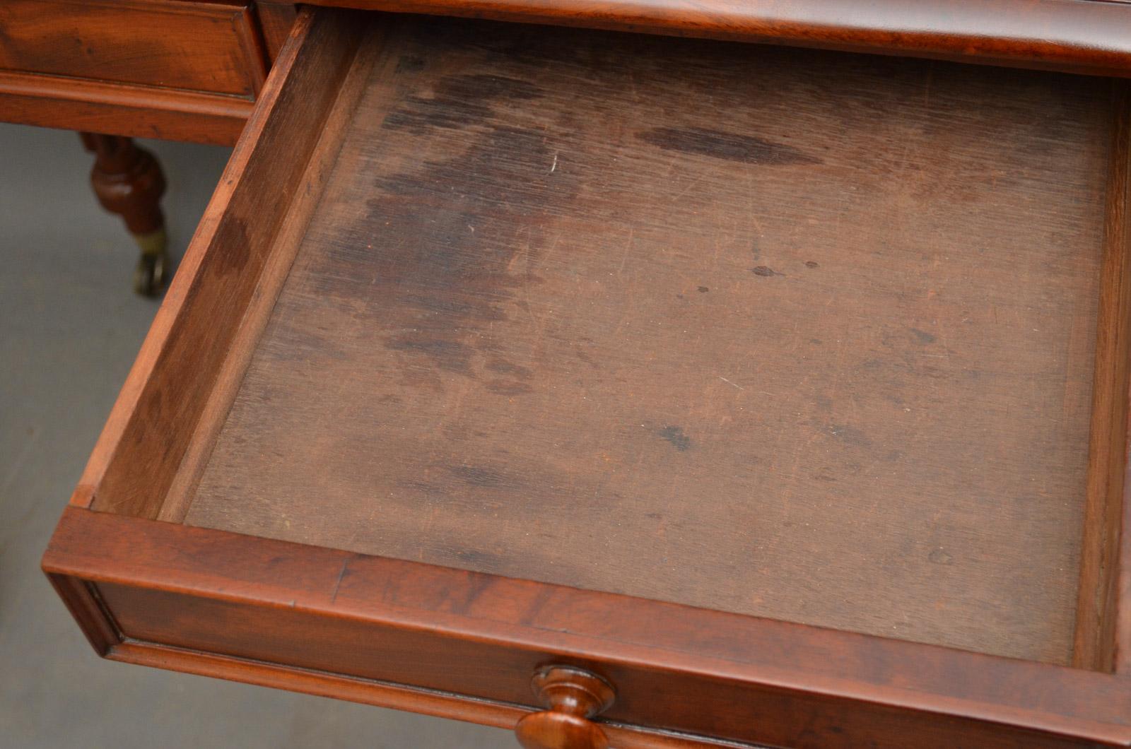 English Victorian Mahogany Writing Table Dressing Table (Mahagoni) im Angebot