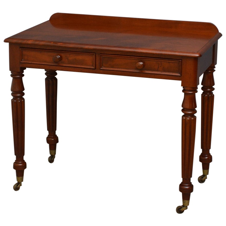 Table à écrire victorienne anglaise en acajou Table à coiffer en vente
