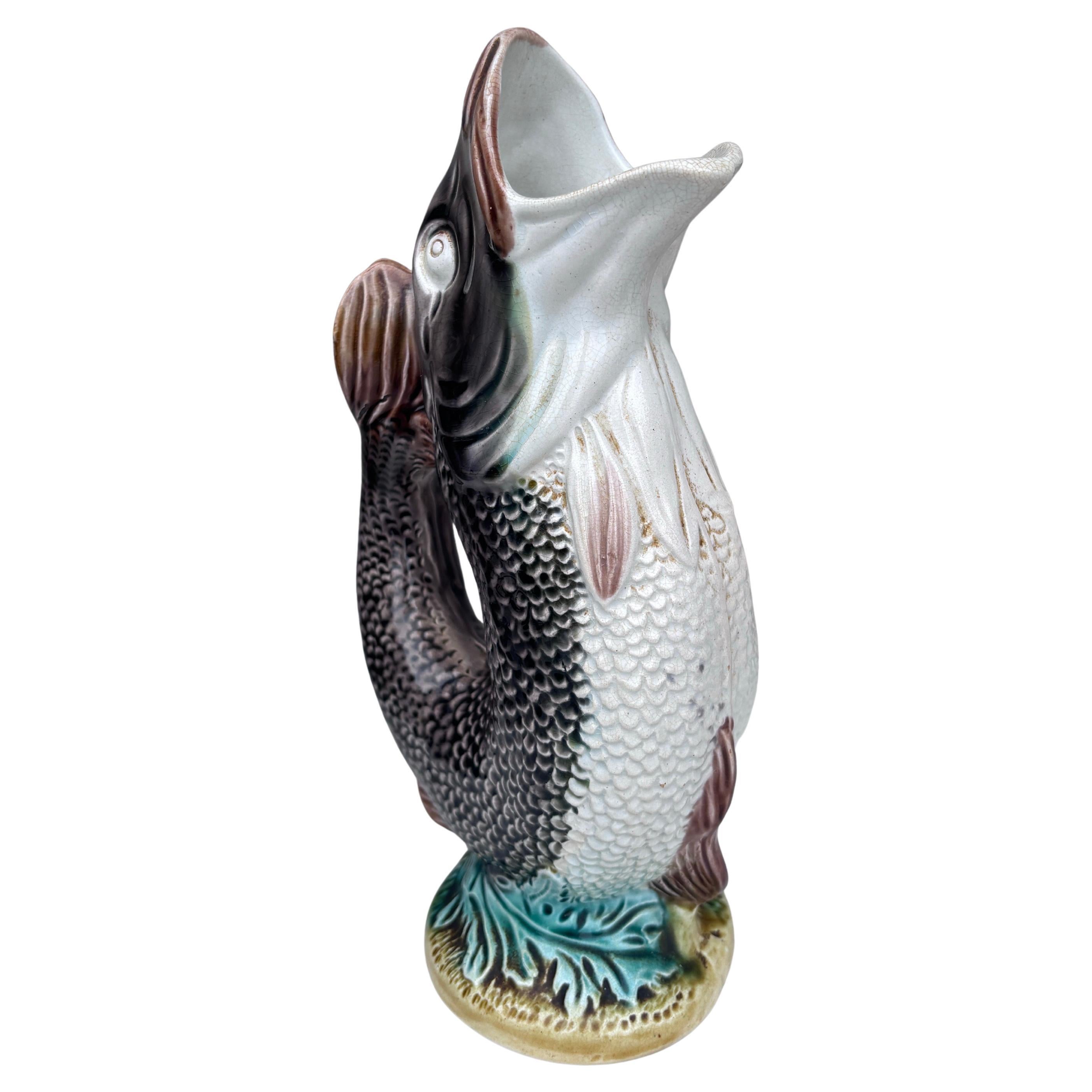Englischer viktorianischer Fischkrug aus Majolika, um 1880.
H / 10,5 Zoll.
