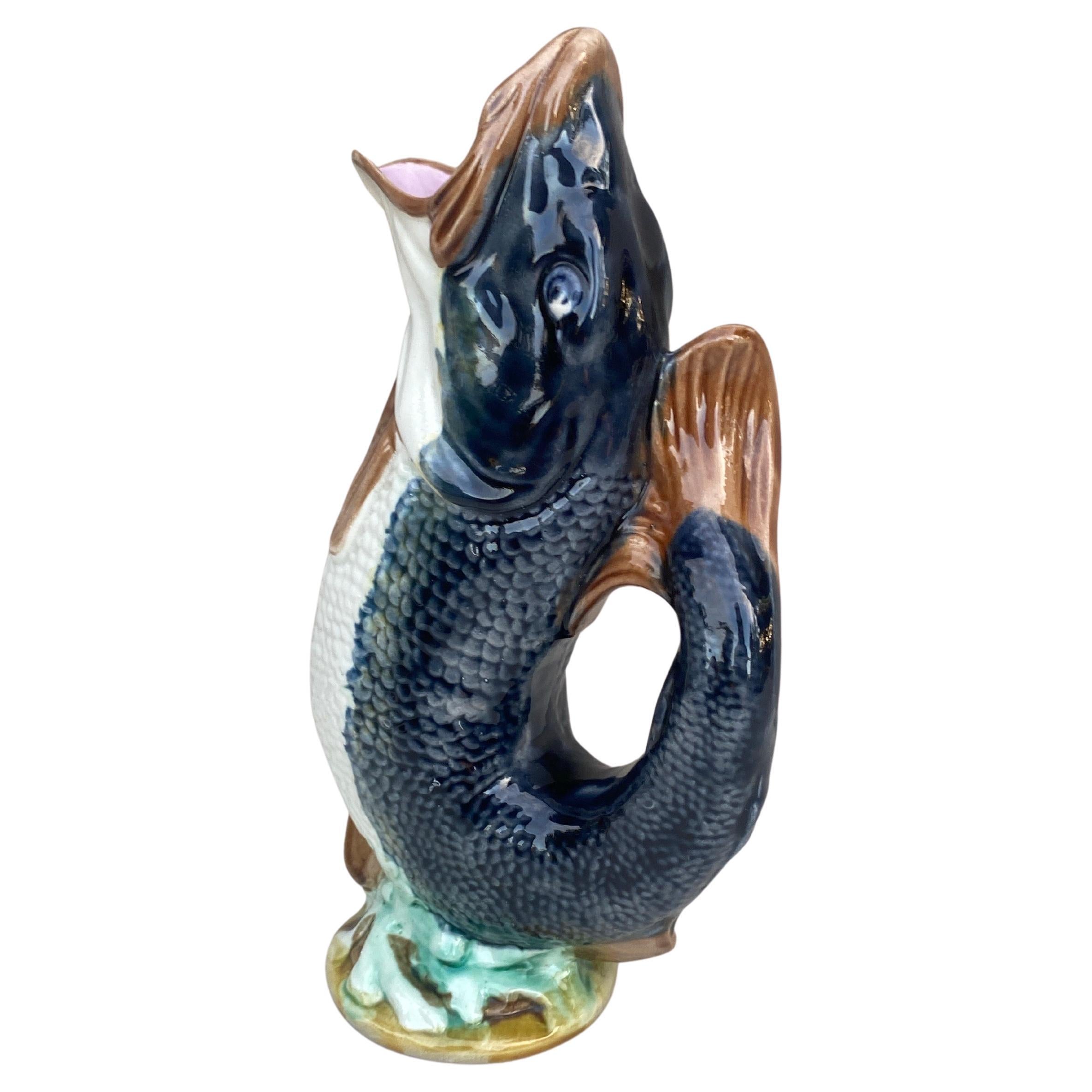 Pichet à poisson en majolique victorienne anglaise vers 1880.
H / 9,8 pouces.