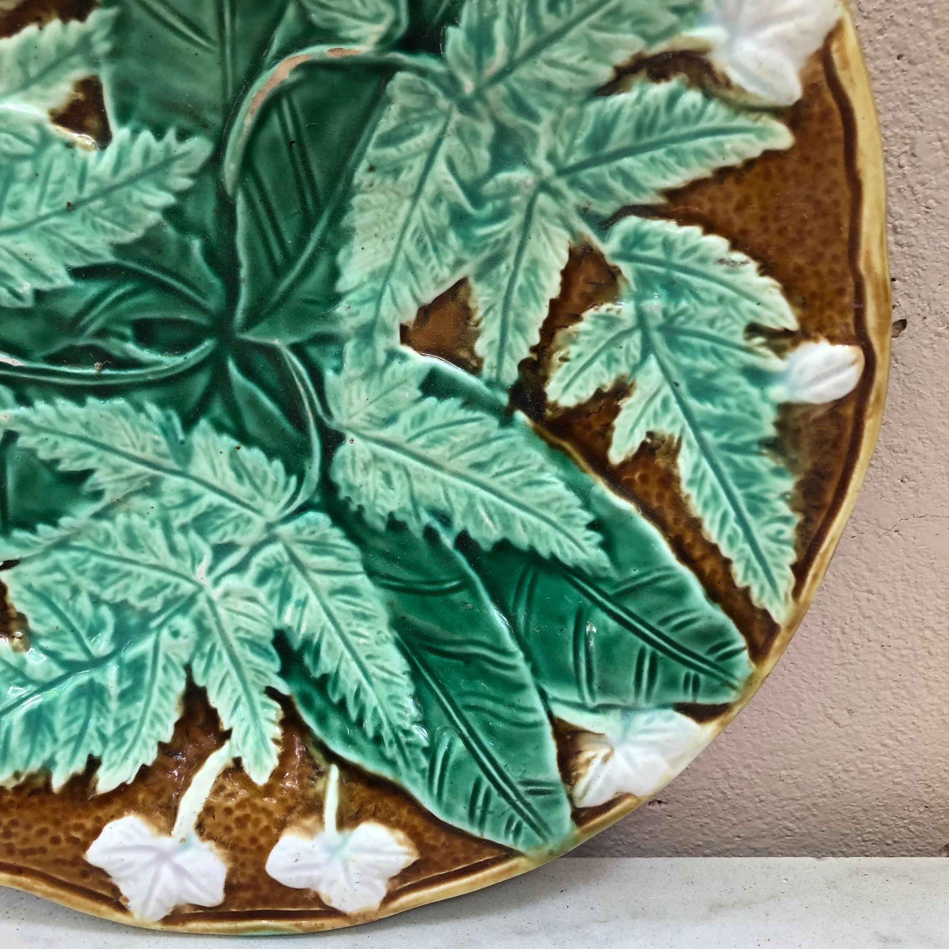 English Victorian Majolica Leaves Plate Circa 1890 In Good Condition In Austin, TX