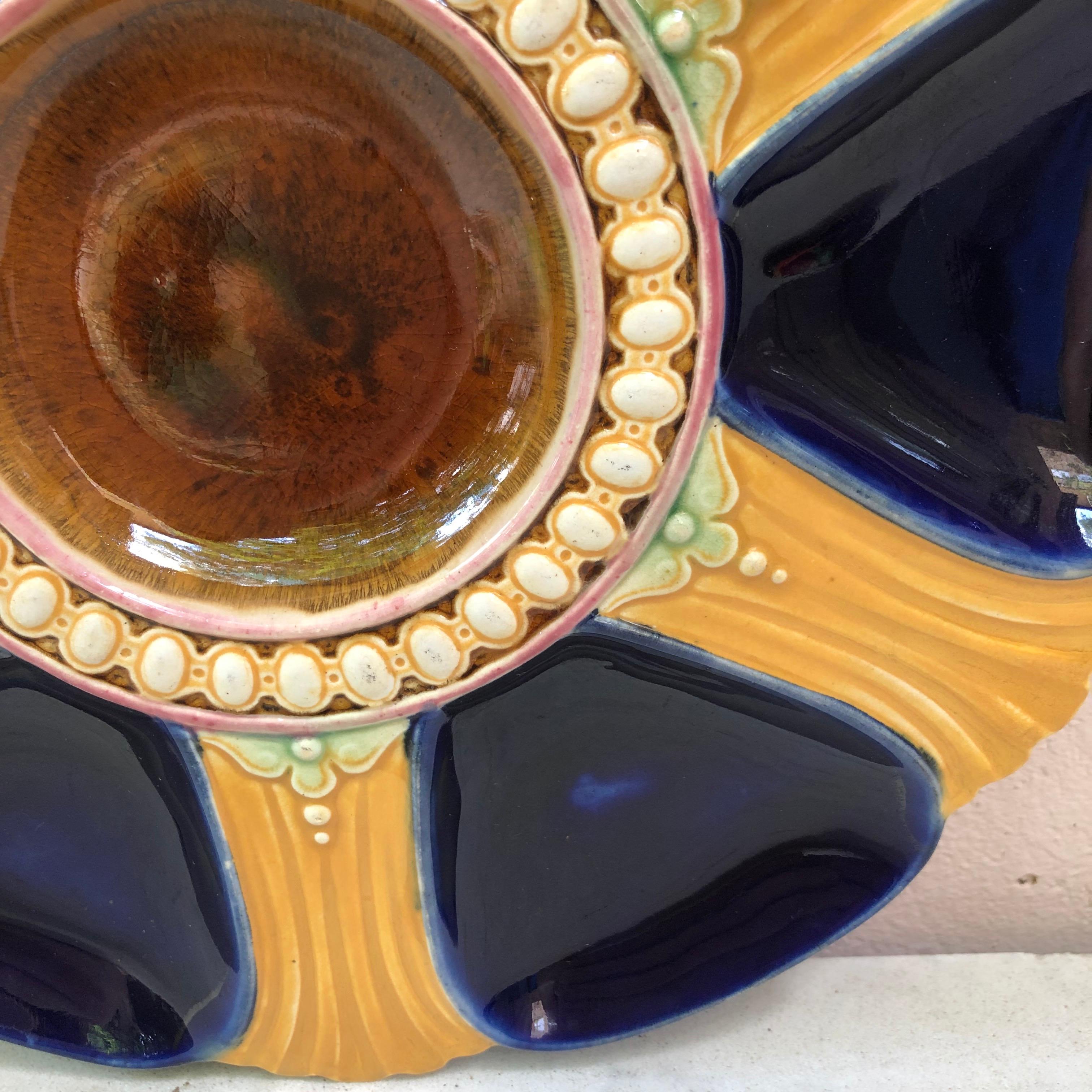 English Victorian Majolica Oyster Plate, circa 1870 In Good Condition In Austin, TX