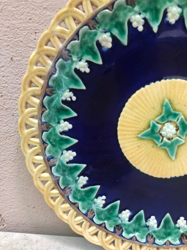 English Victorian Majolica Plate Wedgwood Circa 1880 In Good Condition For Sale In Austin, TX
