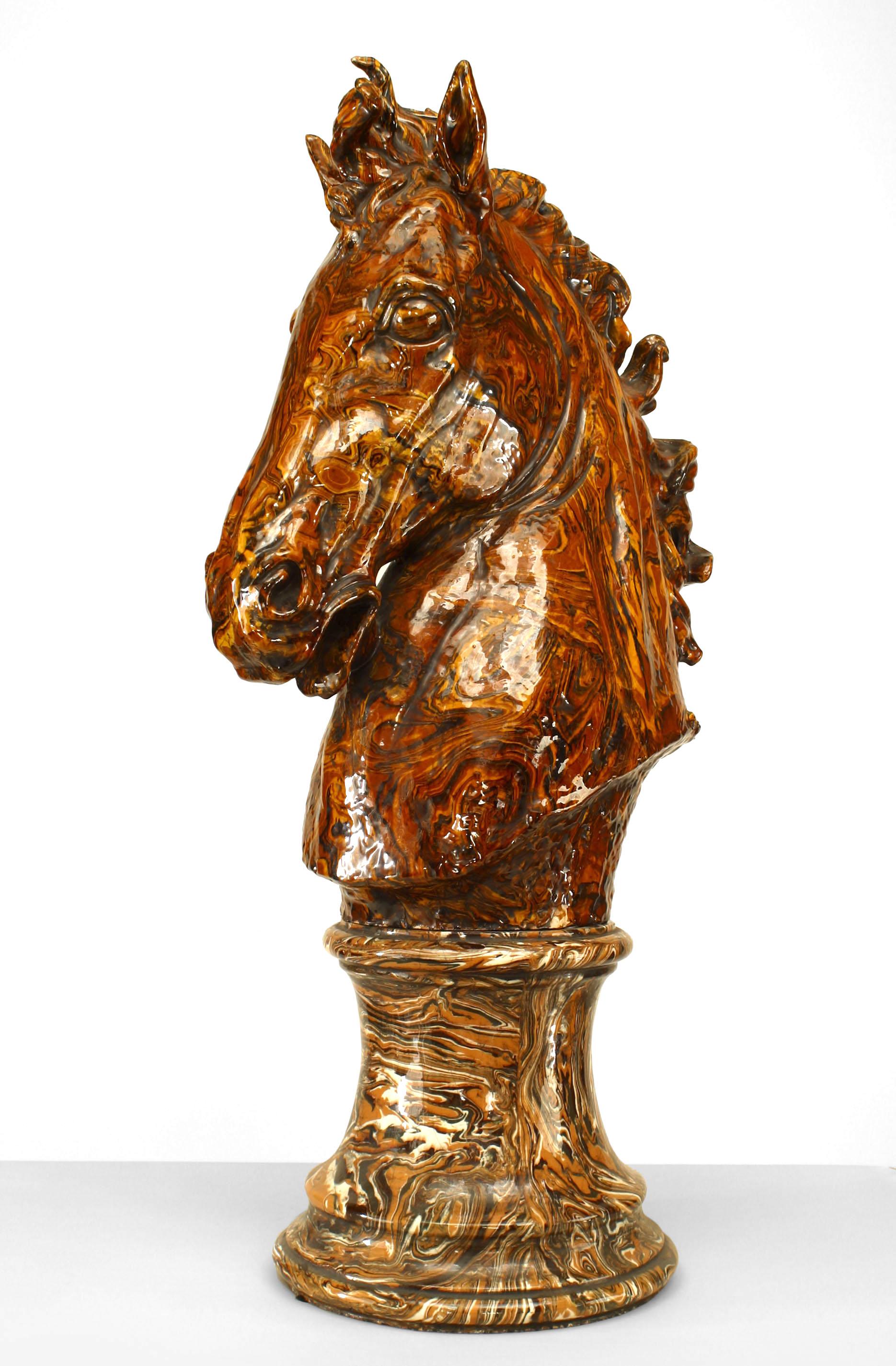 Englische viktorianische braun marmorierte Glasur Terrakotta lebensgroße Pferdekopf Figur auf rundem Sockel (zwei Teile)
