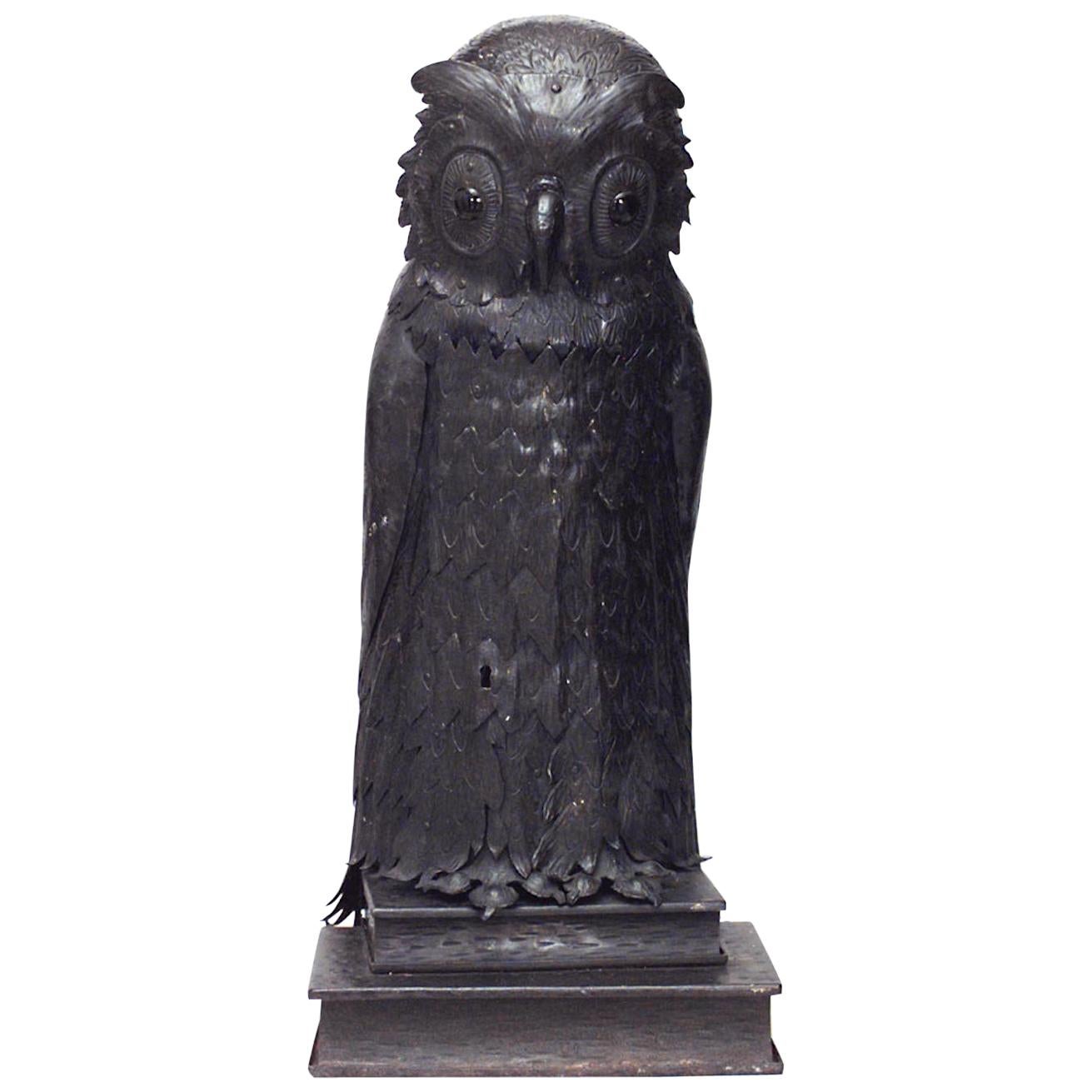 Englische viktorianische Eulen-Tischlampe aus Metall