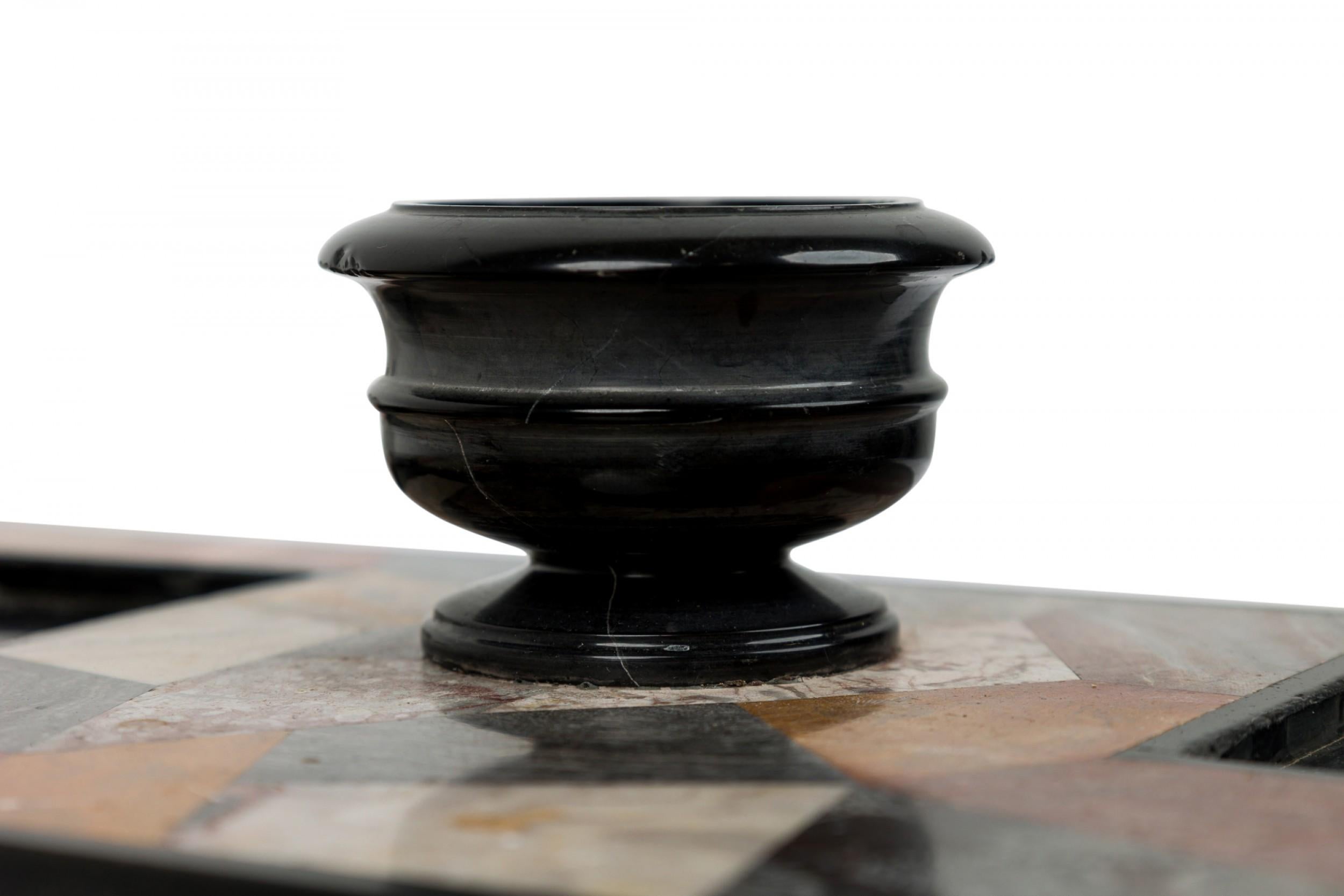 Calamaio vittoriano inglese in pietra dura multitonale in vendita 2