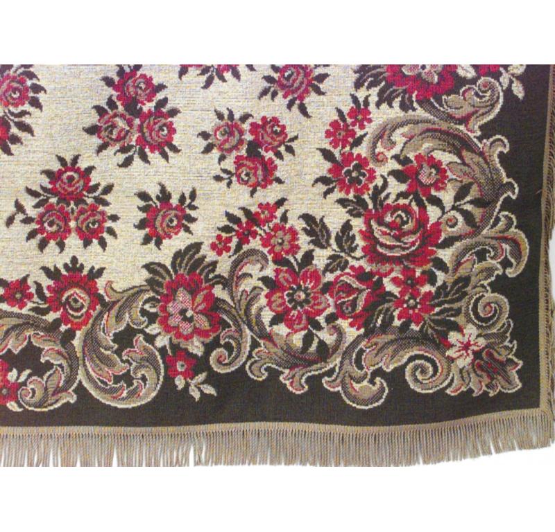 Nappe victorienne anglaise en tapisserie à l'aiguille beige et verte avec un motif floral rouge et une frange dorée.