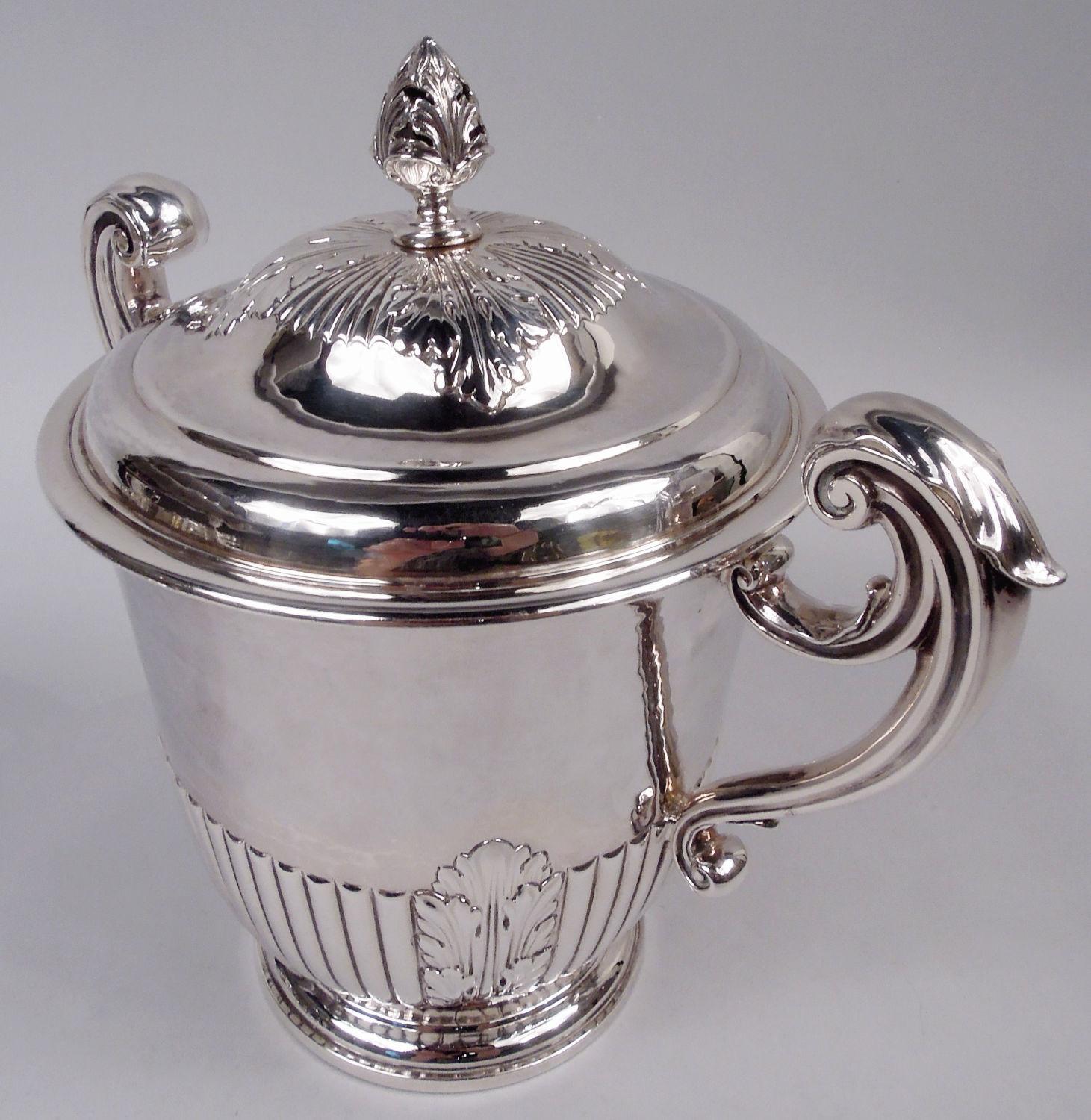Urna vittoriana neoclassica rivestita d'argento. Prodotto da Edward Barnard & Sons Ltd a Londra nel 1896. Ciotola con mezza ghiera intervallata da foglie d'acanto; manici laterali volanti coperti di foglie e piede a gradini. Coperchio a cupola con