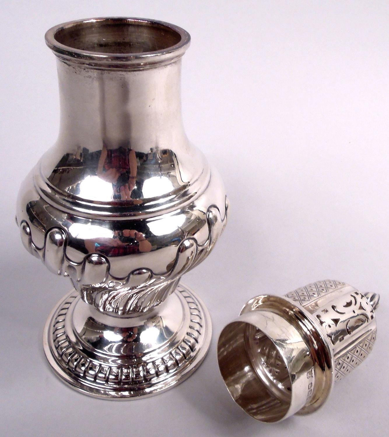 Sucrier victorien néoclassique en argent sterling. Fabriqué par James Deakin & Sons à Sheffield en 1897. Couvercle bombé et percé d'un fleuron torsadé. Gadrooning, denticules, couches et volutes. Entièrement marqué. Poids : 9.3 onces troy. 