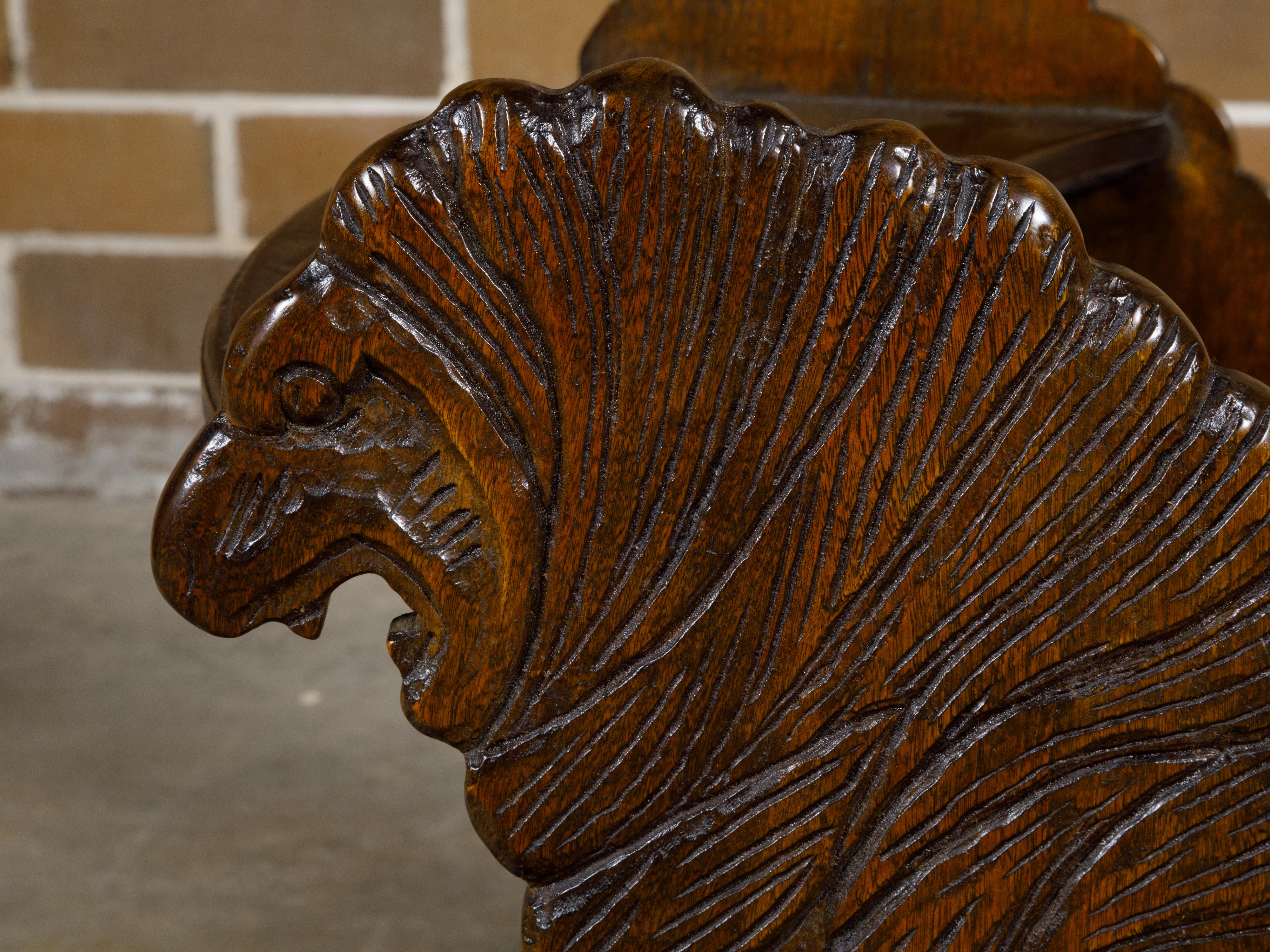 Englische viktorianische Eichenholzstühle aus dem 19. Jahrhundert mit geschnitzten sich schreienden Löwen im Angebot 2