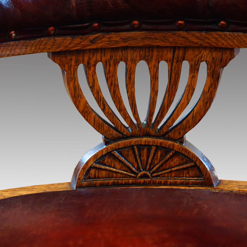 English Victorian Oak Leather Deep Buttoned Swivel Desk Office Chair, circa 1880 In Good Condition In Salisbury, Wiltshire
