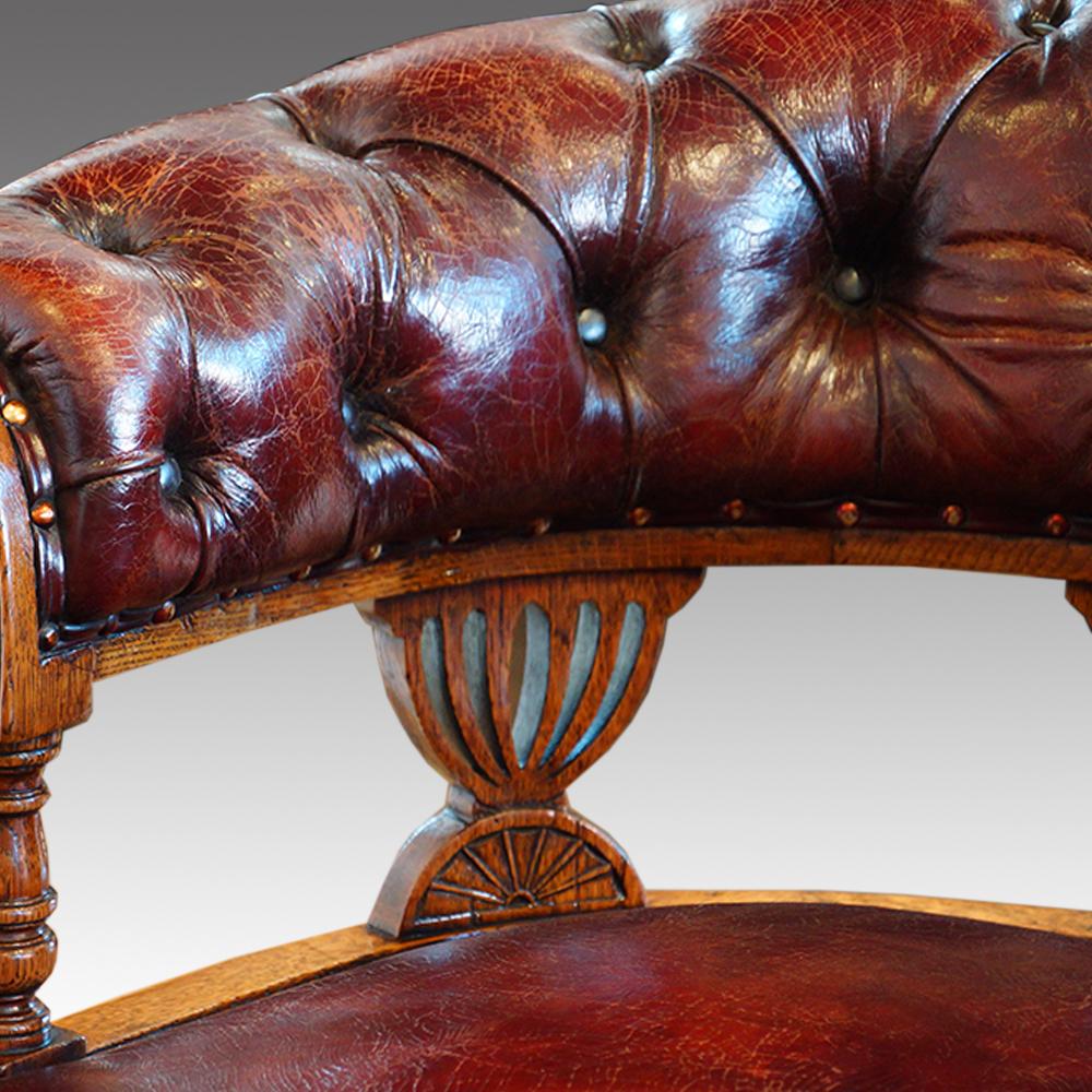 Late 19th Century English Victorian Oak Leather Deep Buttoned Swivel Desk Office Chair, circa 1880