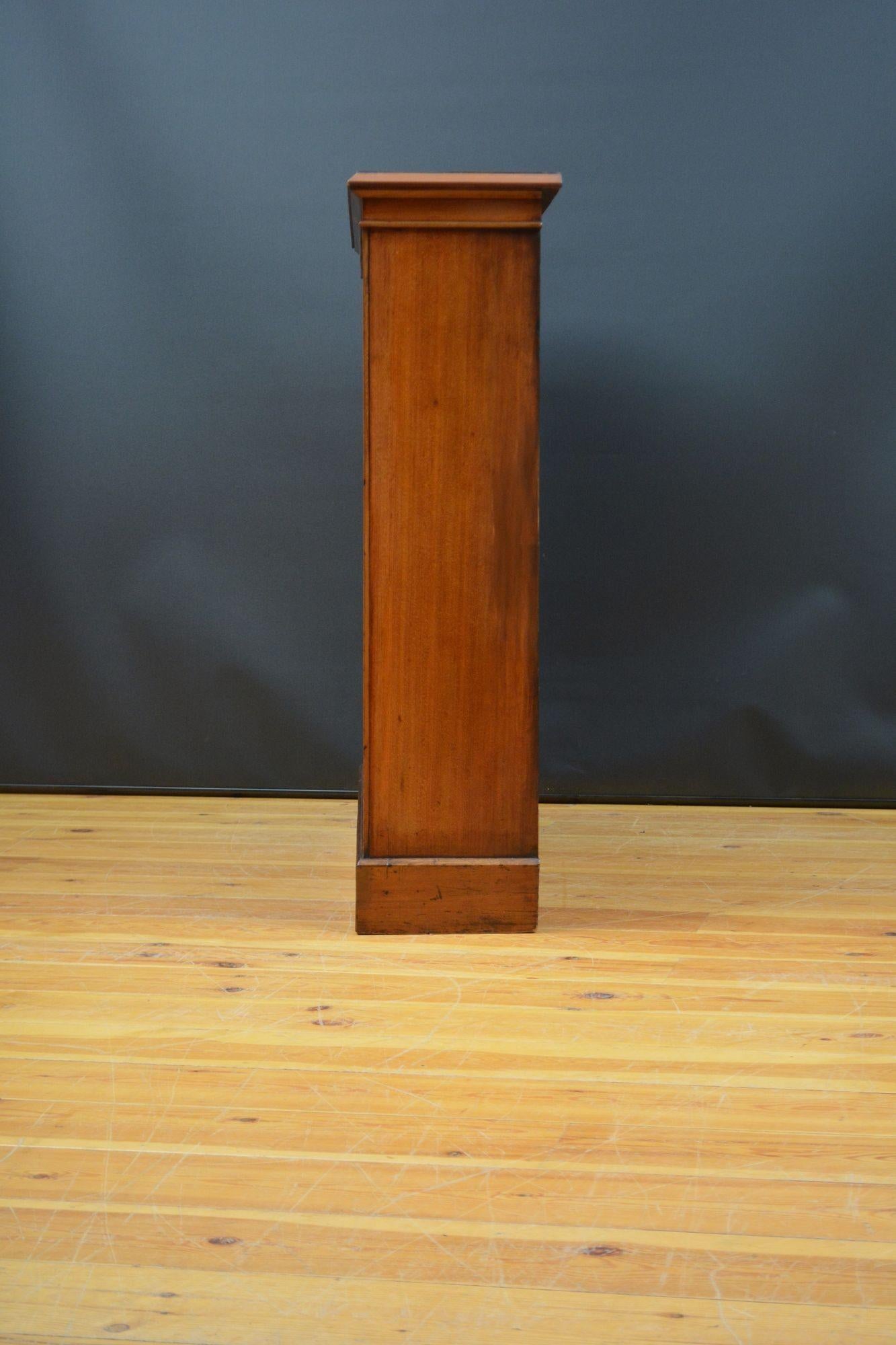 English Victorian Open Bookcase in Walnut For Sale 6
