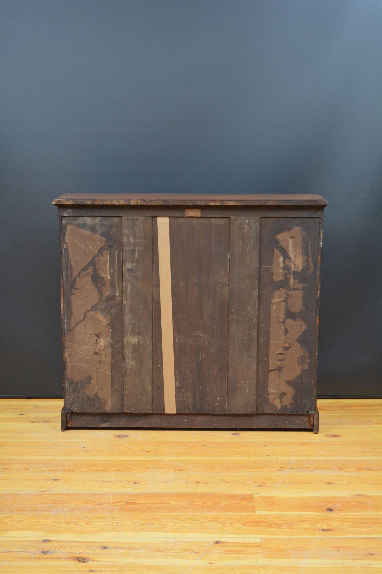 English Victorian Open Bookcase in Walnut For Sale 7