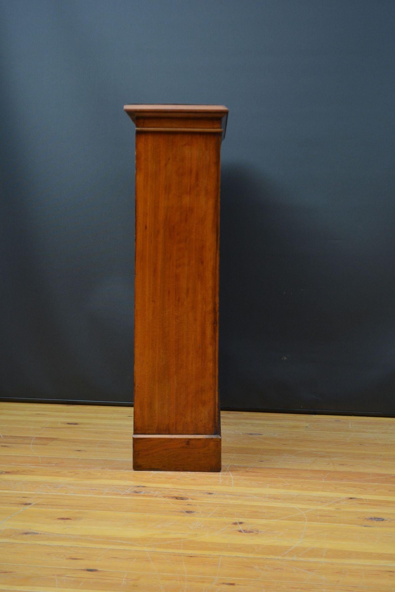 English Victorian Open Bookcase in Walnut For Sale 9