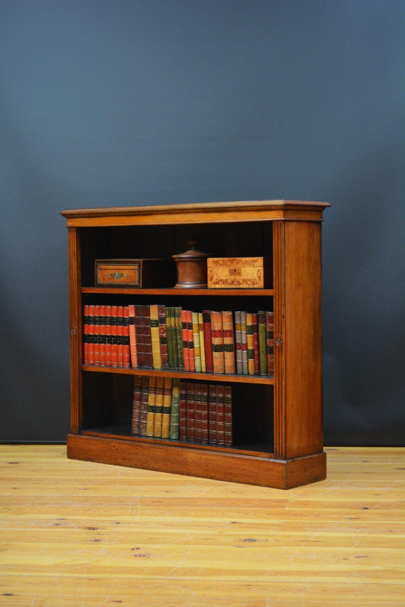 English Victorian Open Bookcase in Walnut In Good Condition For Sale In Whaley Bridge, GB