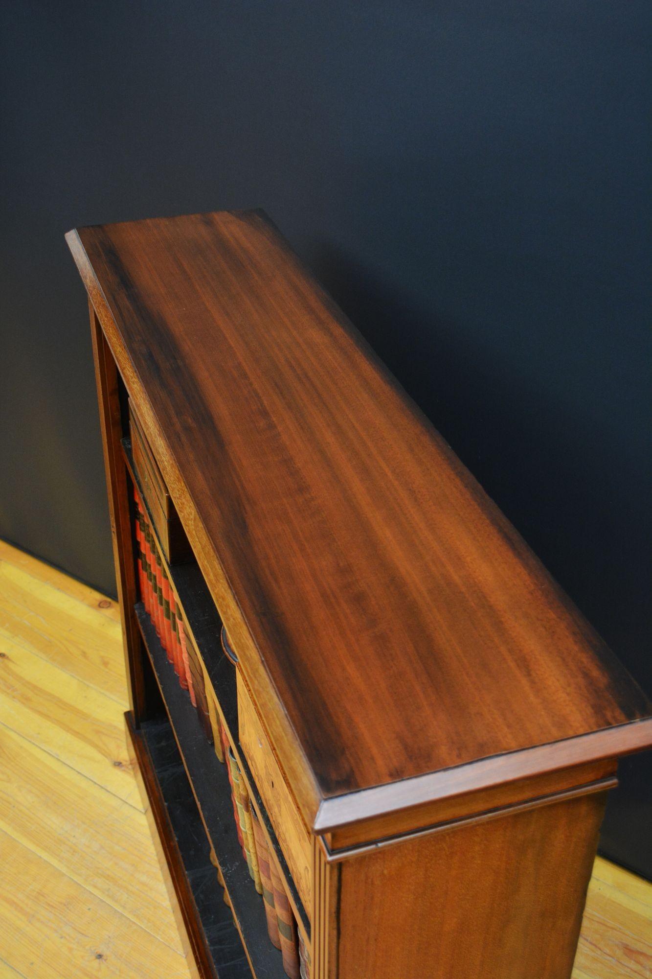 English Victorian Open Bookcase in Walnut For Sale 1
