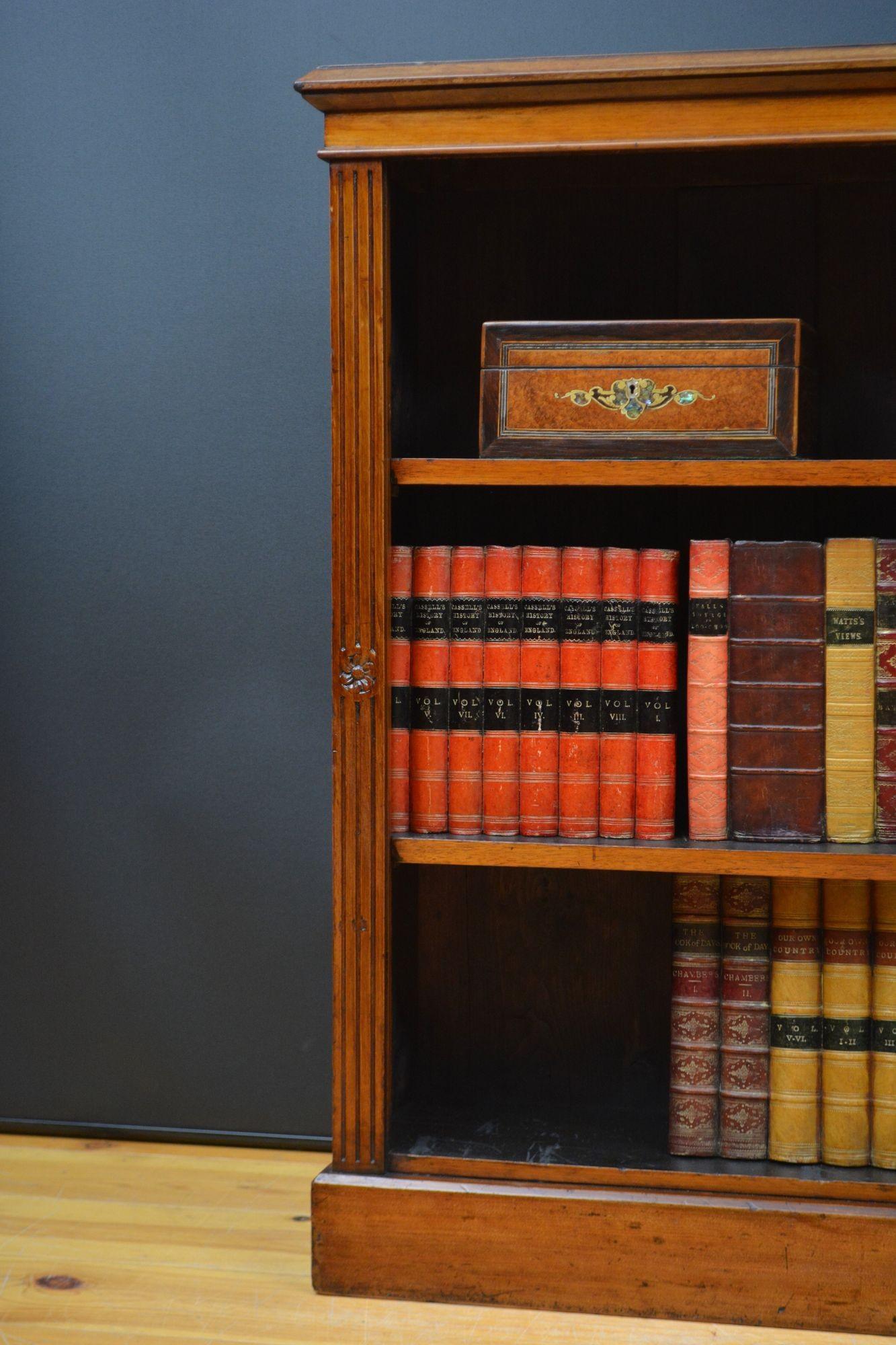 English Victorian Open Bookcase in Walnut For Sale 2