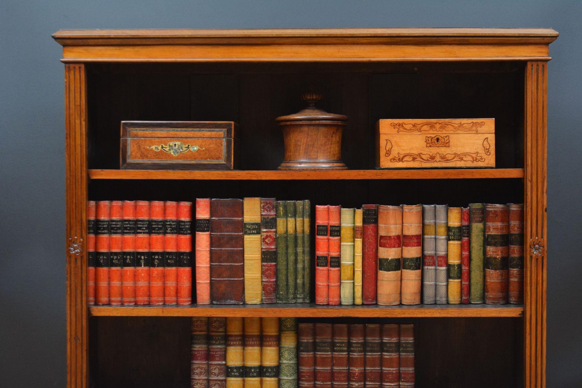 English Victorian Open Bookcase in Walnut For Sale 3
