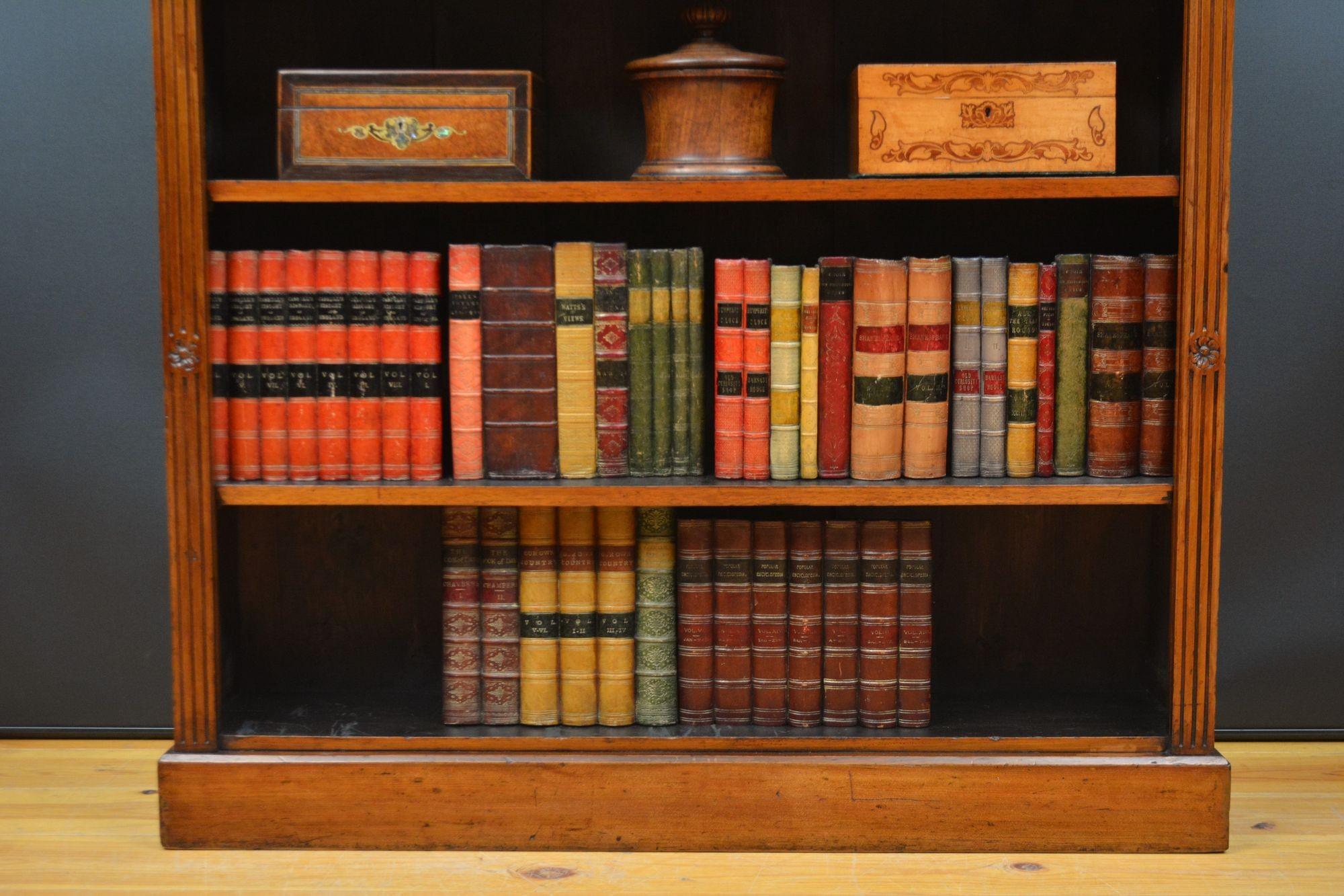 English Victorian Open Bookcase in Walnut For Sale 4