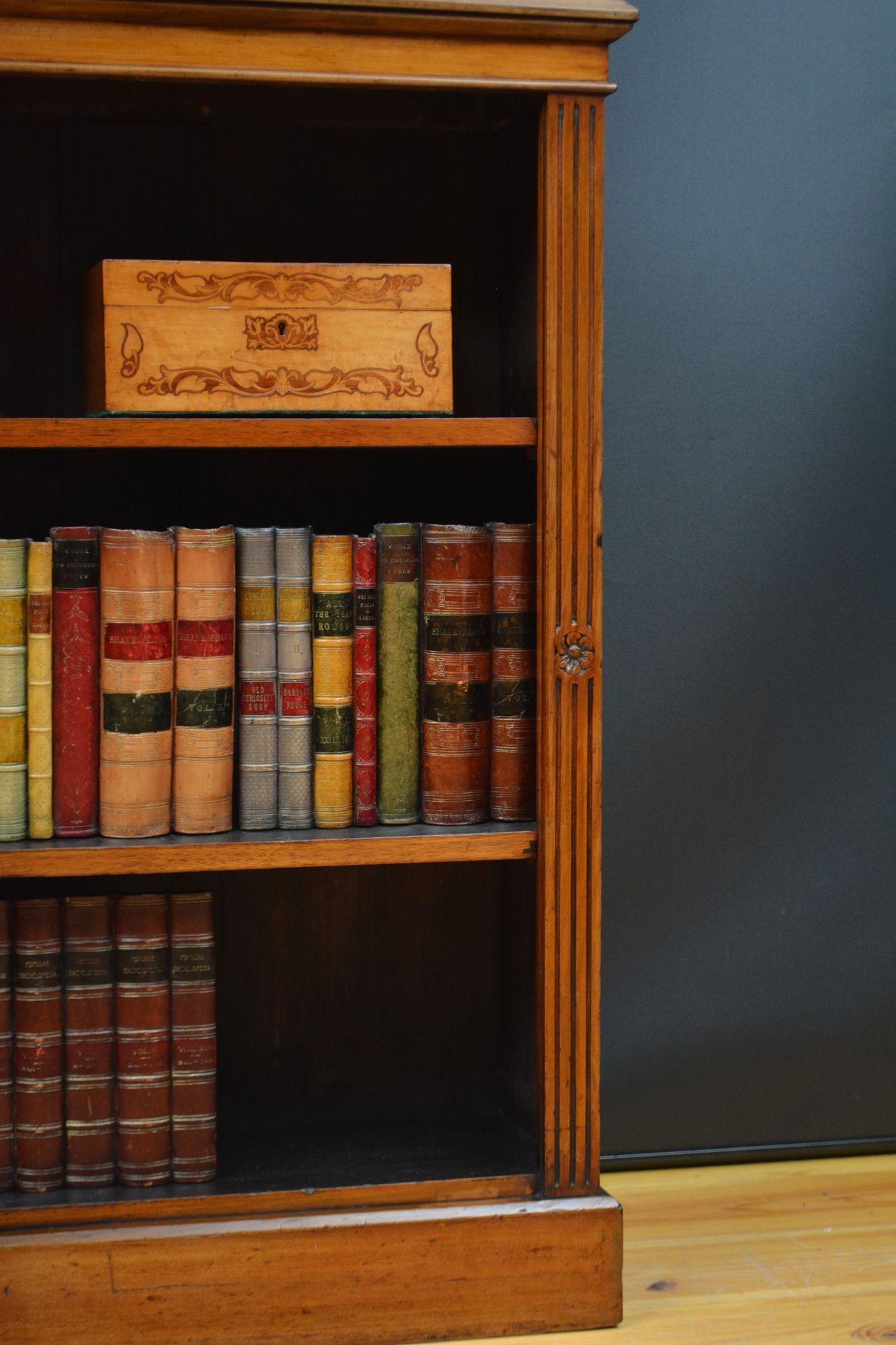 English Victorian Open Bookcase in Walnut For Sale 5