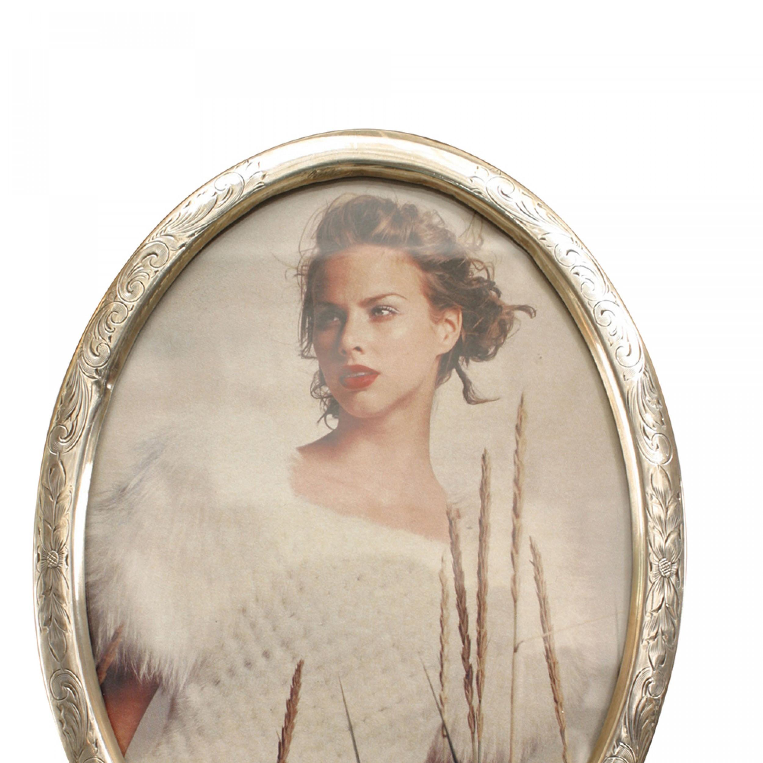 English Victorian Oval Silver Picture Frame In Good Condition For Sale In Queens, NY