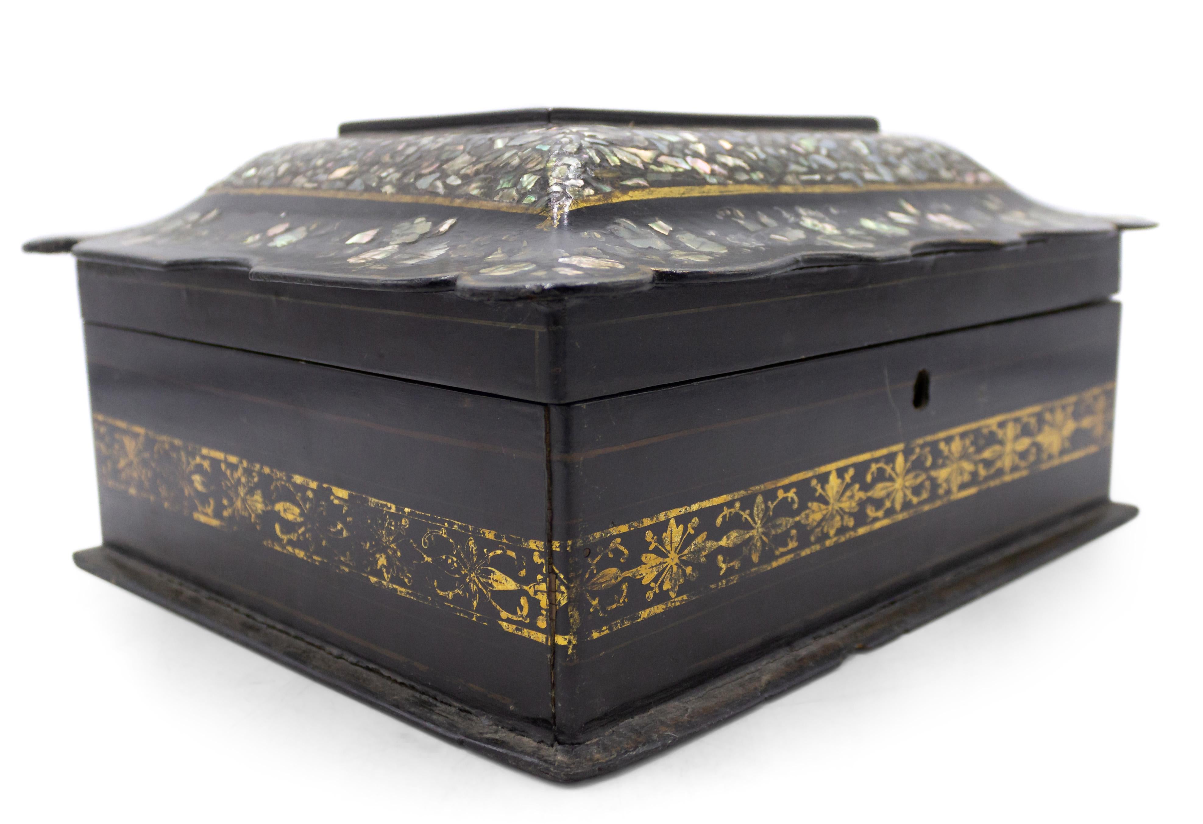 English Victorian Papier Mache Box In Good Condition For Sale In New York, NY