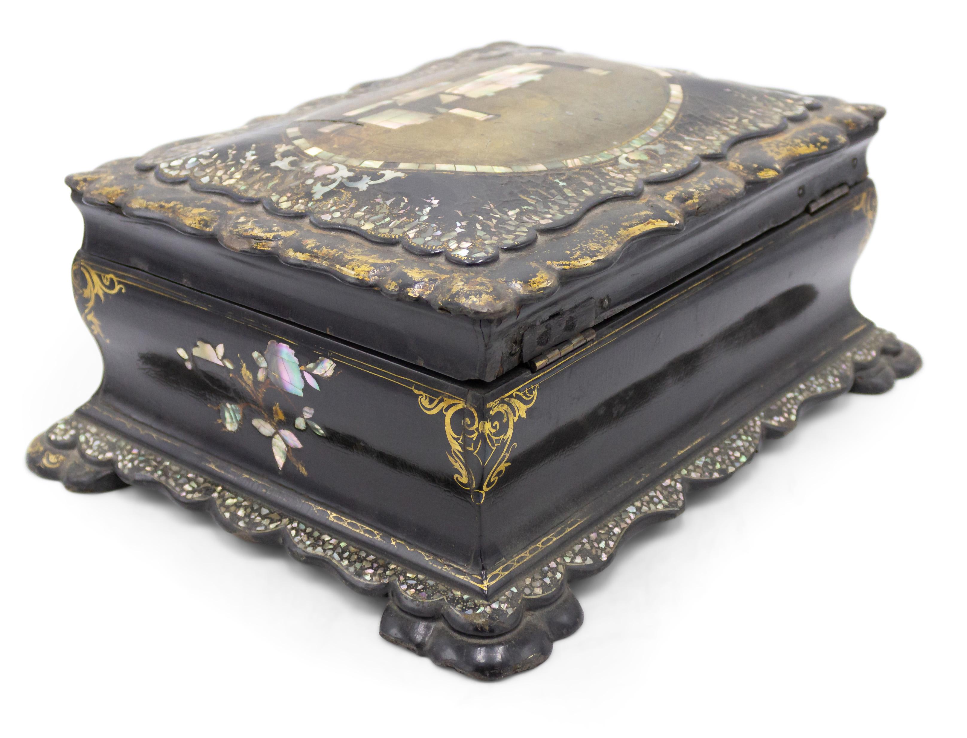 English Victorian Papier Mache Box In Good Condition For Sale In New York, NY