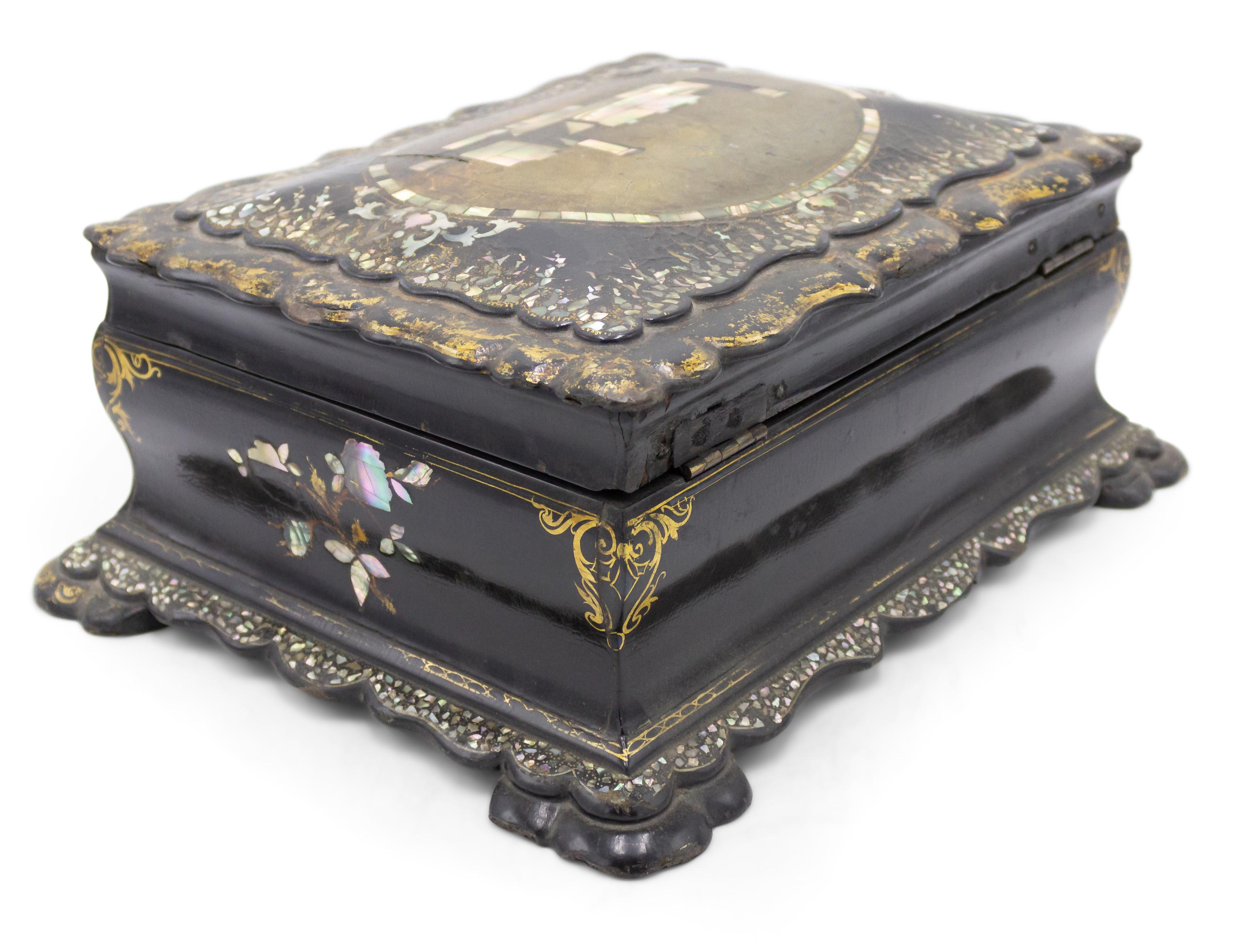 English Victorian Papier Mache Box In Good Condition For Sale In Queens, NY