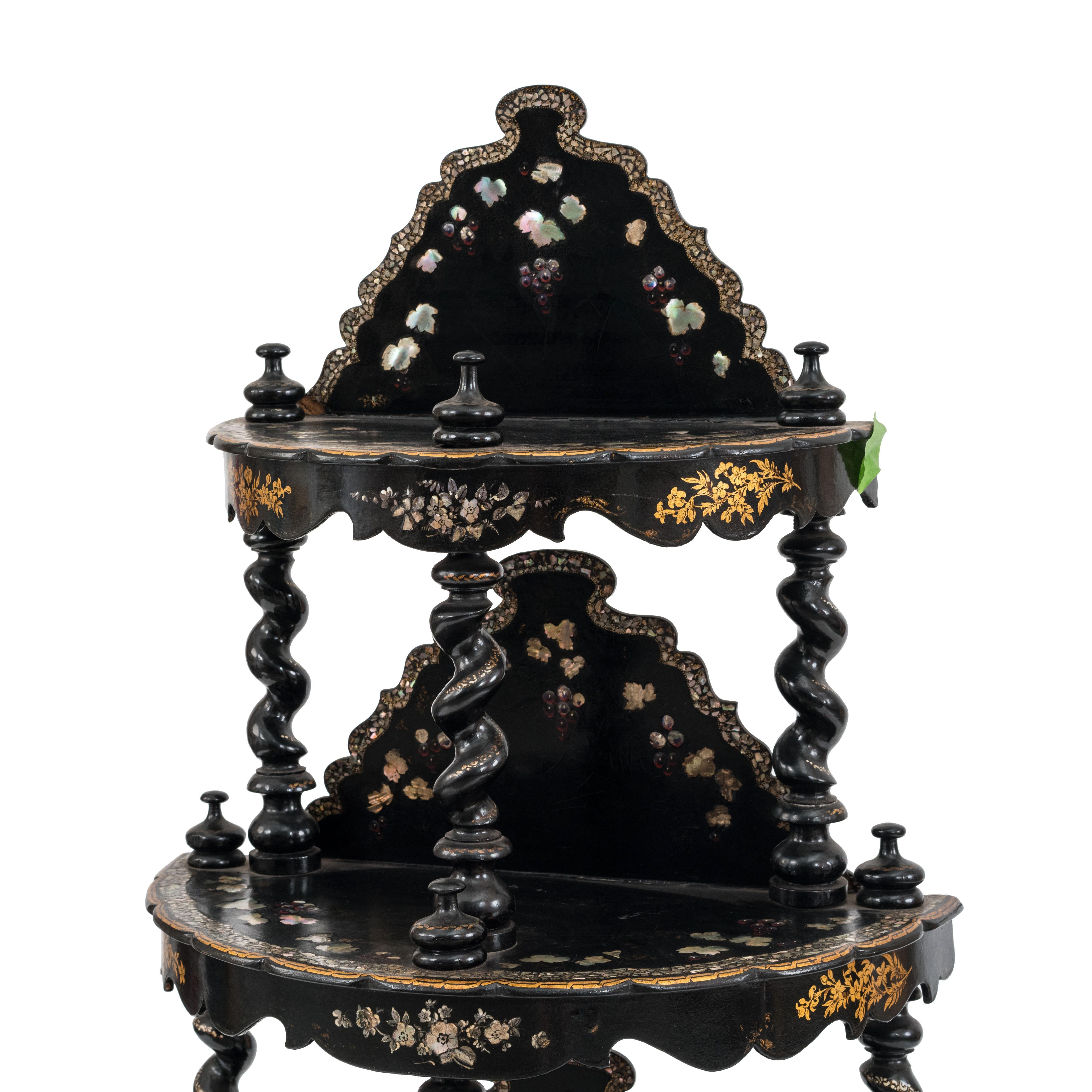 Etagère victoriana inglesa de 4 pisos con incrustaciones de perlas de papel maché lacado en negro, patas torneadas y soportes con barra trasera.