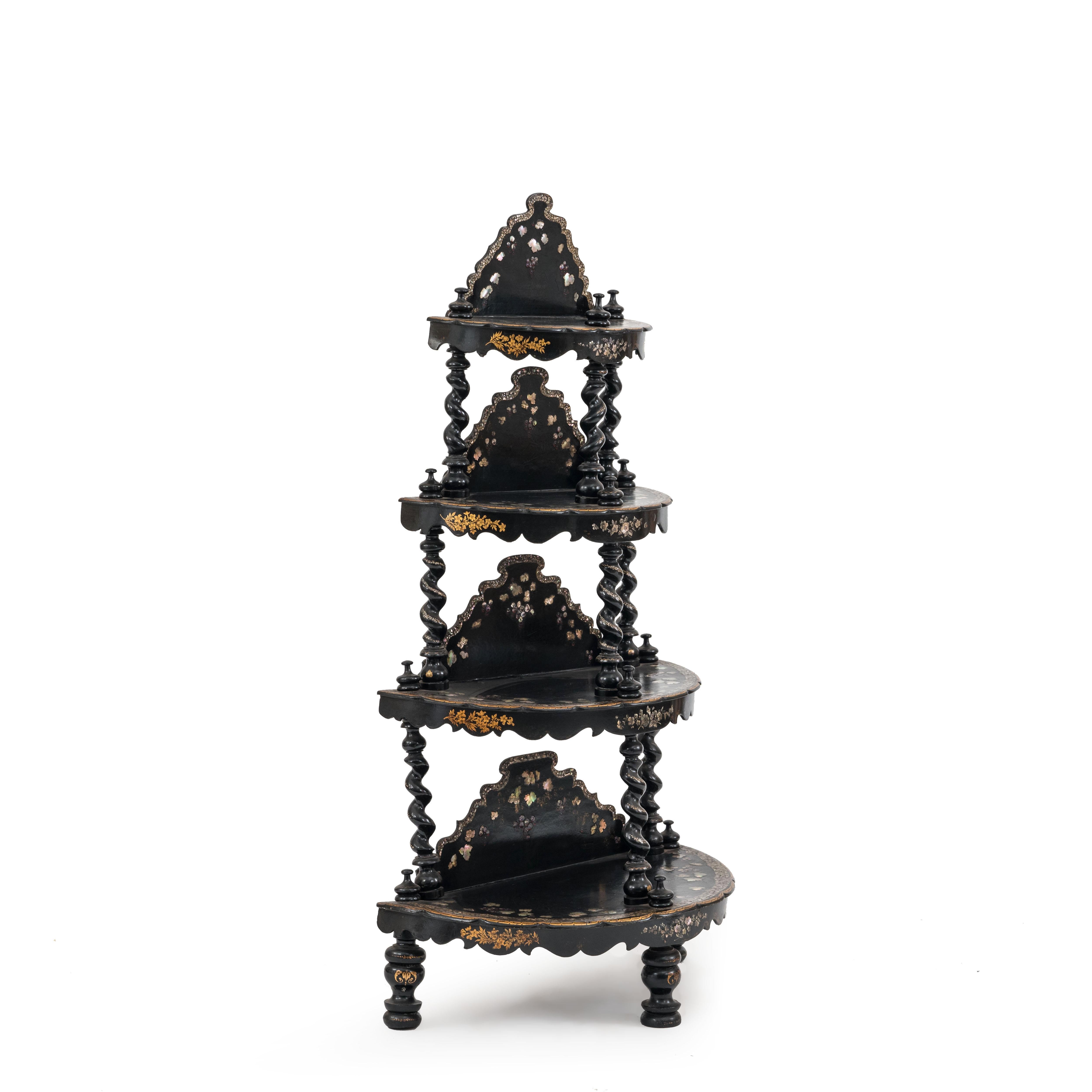 English Victorian Papier Mache Étagère In Good Condition For Sale In New York, NY