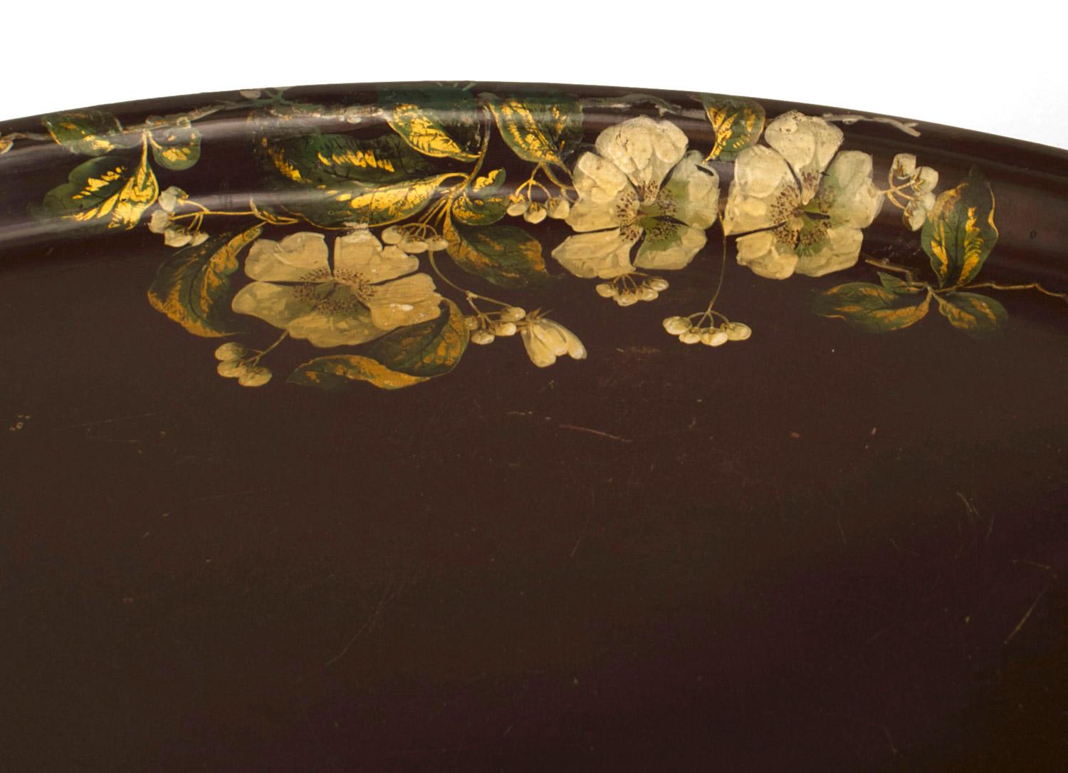 Ovaler, dunkelkastanienbrauner Couchtisch aus Pappmaché im viktorianischen Stil (20. Jh.) mit floraler Zierbordüre und einem Sockel aus ebonisiertem Bambusimitat.

Antiker Zustand.
