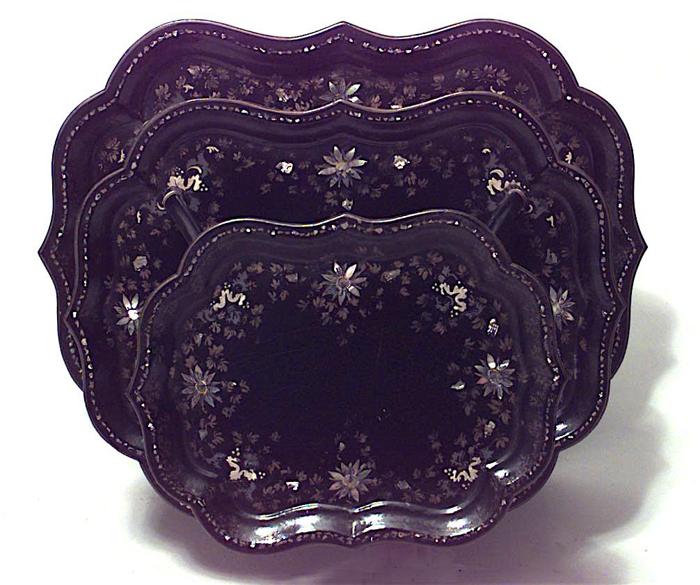 Englisch viktorianischen Pappmaché Perle eingelegt und schwarz lackiert geformte Tablett-Design dreistöckigen Tisch mit faux Bambus-Design.
 