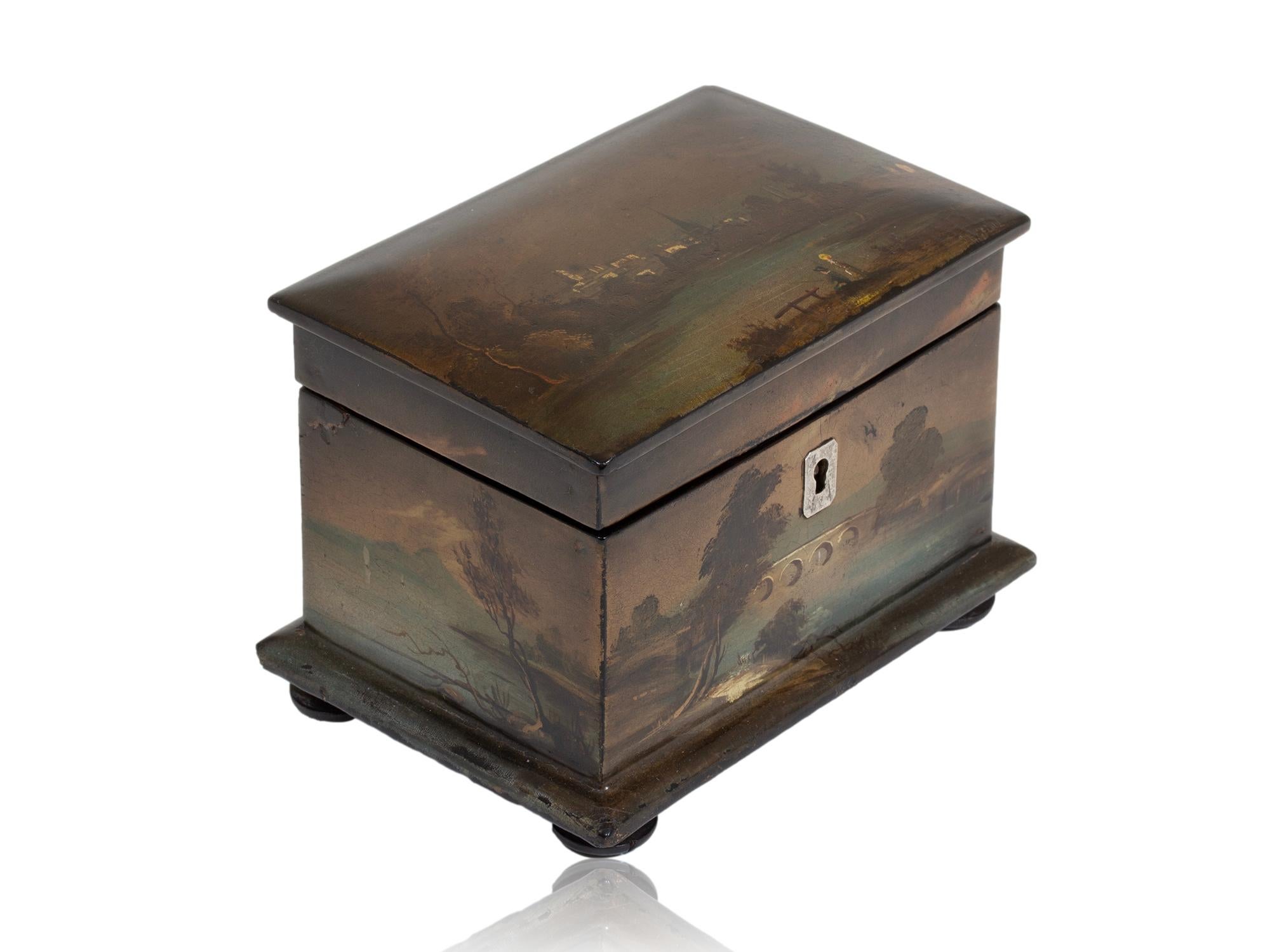 EXPÉDITION MONDIALE GRATUITE

Papier mâché Circa 1850

Dans notre collection de boîtes à thé, nous avons le plaisir de vous proposer cette boîte à thé en papier mâché de petite forme datant de l'époque victorienne. La boîte à thé, de forme