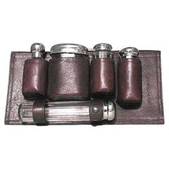 Englische viktorianische Parfümflaschen im Lederetui Englische viktorianische Parfümflaschen im Lederetui