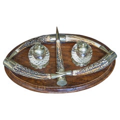 Tintero inglés de época victoriana del siglo XIX con cornamenta, placa de plata y cristal