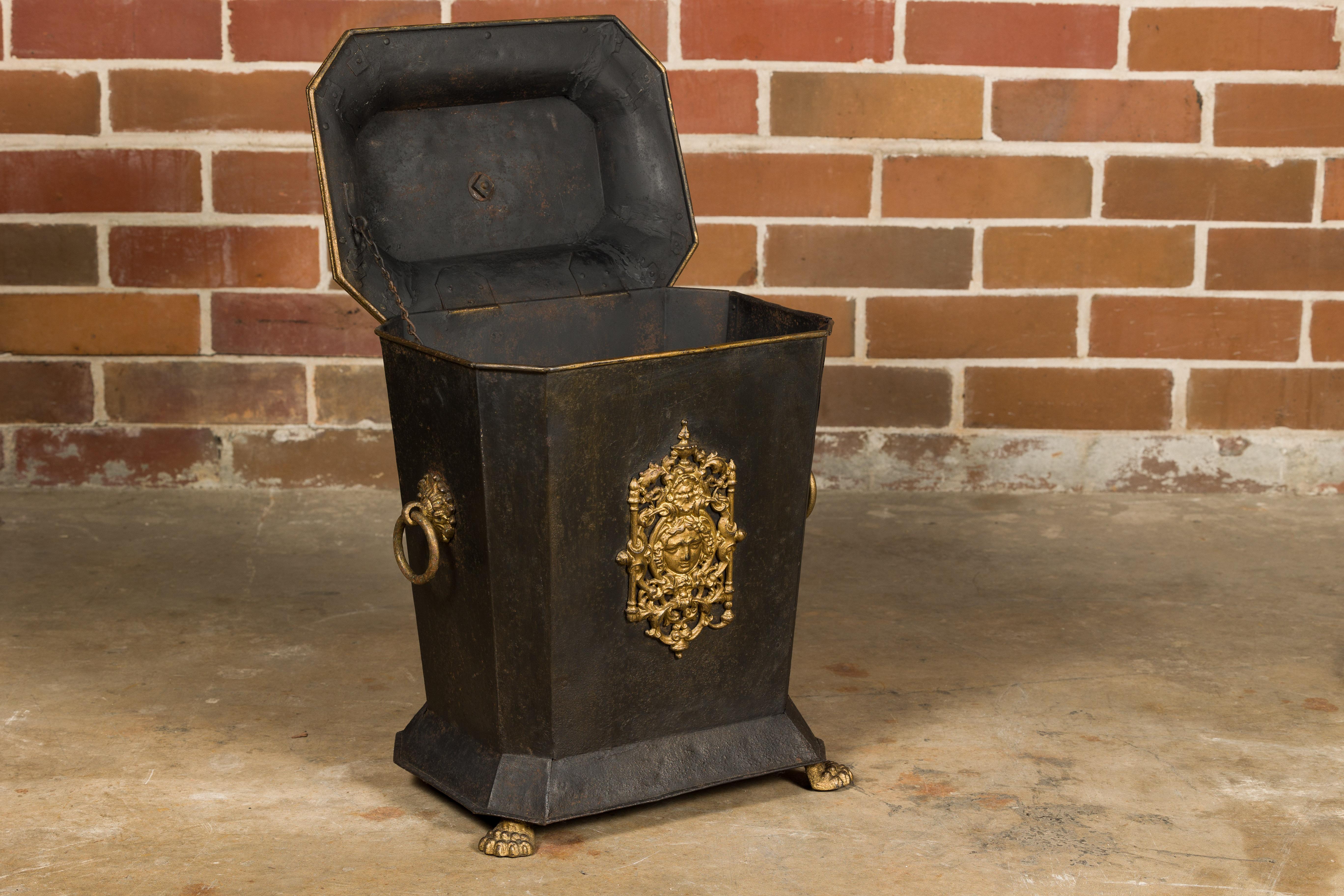 Englisch Viktorianische Periode 19. Jahrhundert Schwarz und Gold Tôle Kohlenschütte im Zustand „Gut“ im Angebot in Atlanta, GA