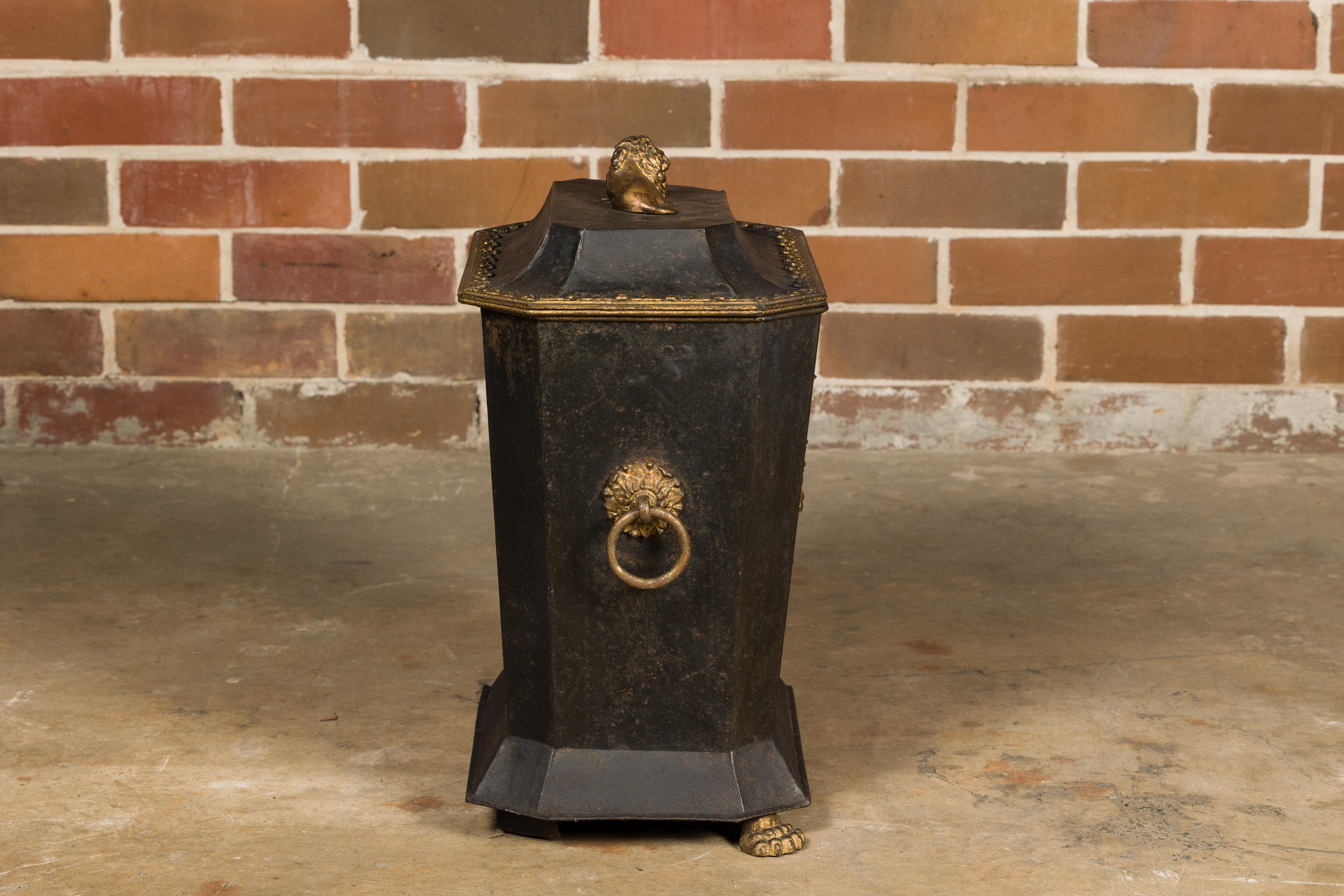 English Victorian Period 19th Century Black and Gold Tôle Coal Scuttle For Sale 1