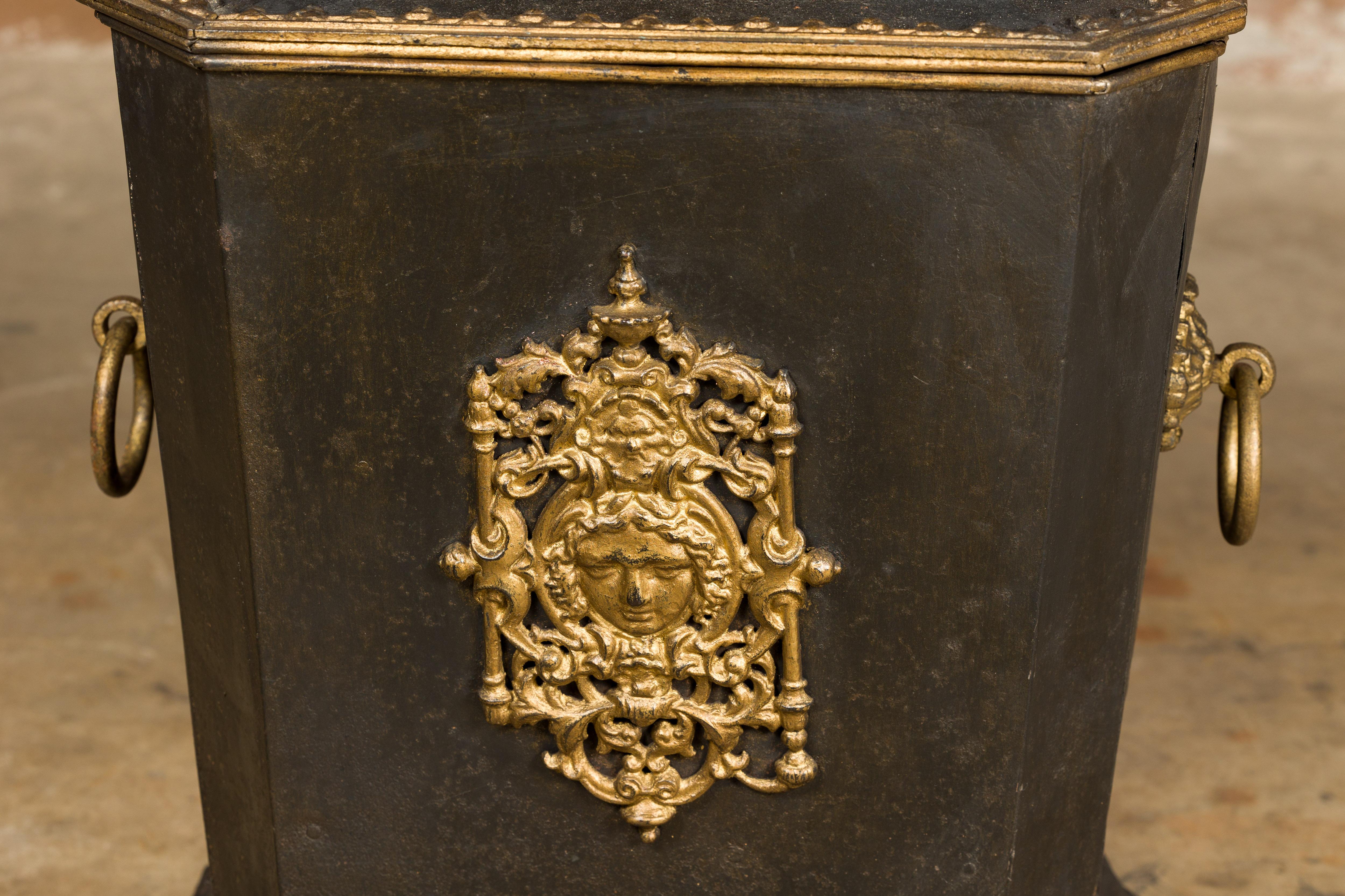 Navetta per carbone inglese di epoca vittoriana del XIX secolo, nera e dorata In condizioni buone in vendita a Atlanta, GA