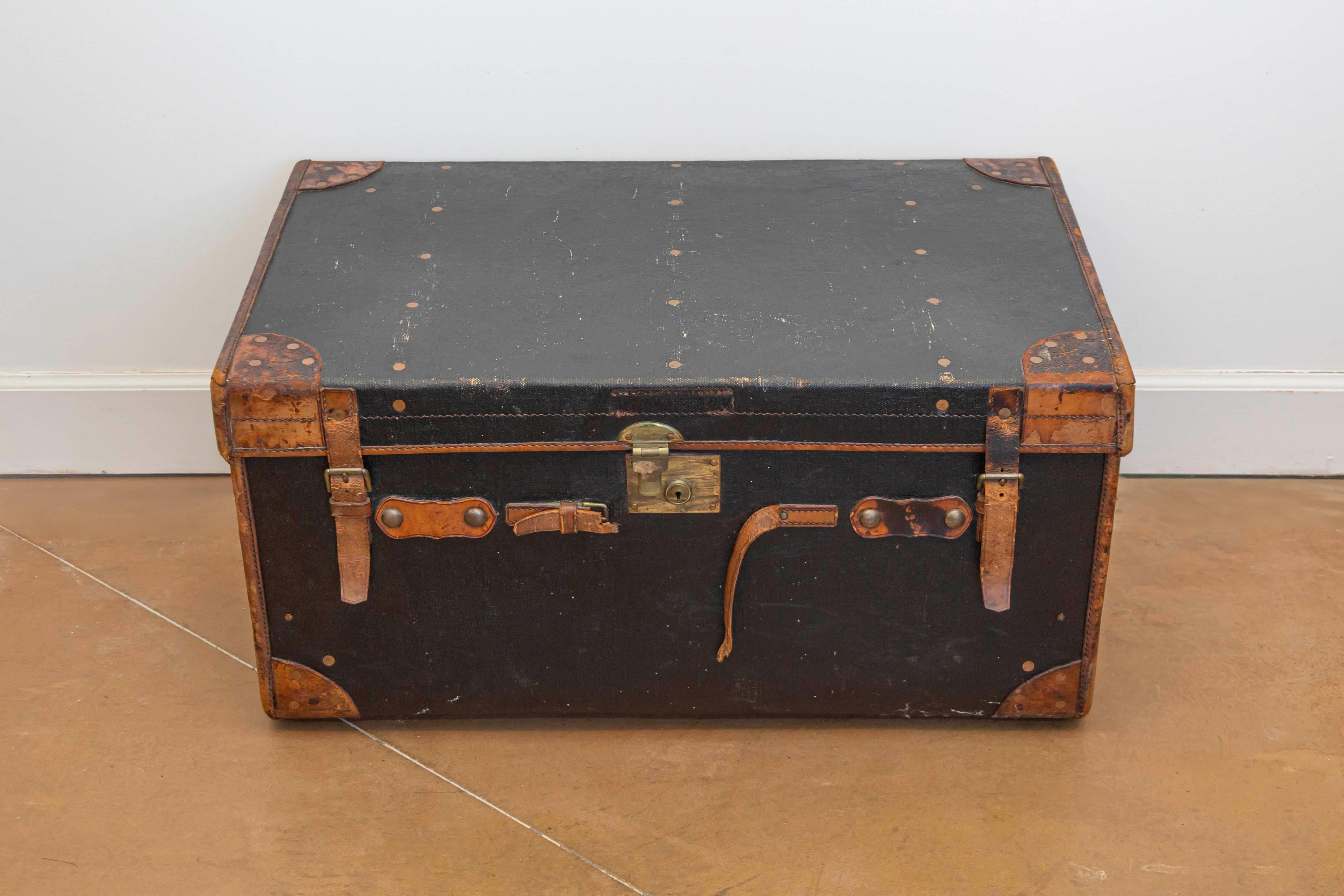 Un baule da viaggio inglese di epoca vittoriana, nero e marrone, risalente al XIX secolo con le iniziali J. G. Brown dipinte sul lato e vassoi rimovibili all'interno. Ti presentiamo uno splendido baule da viaggio inglese d'epoca vittoriana,