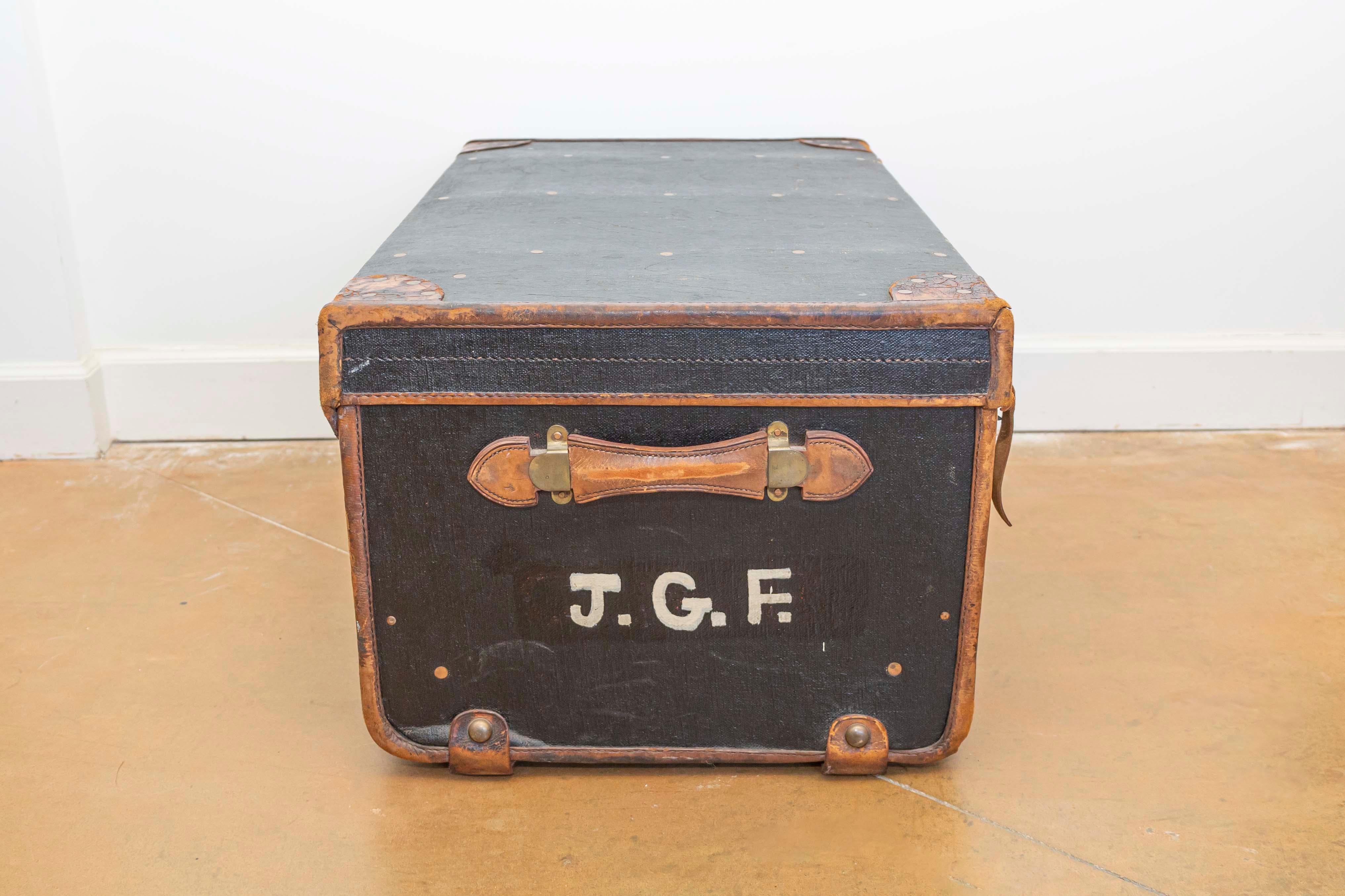 Inglese Baule da viaggio nero inglese di epoca vittoriana del XIX secolo con iniziali J. G. F. in vendita
