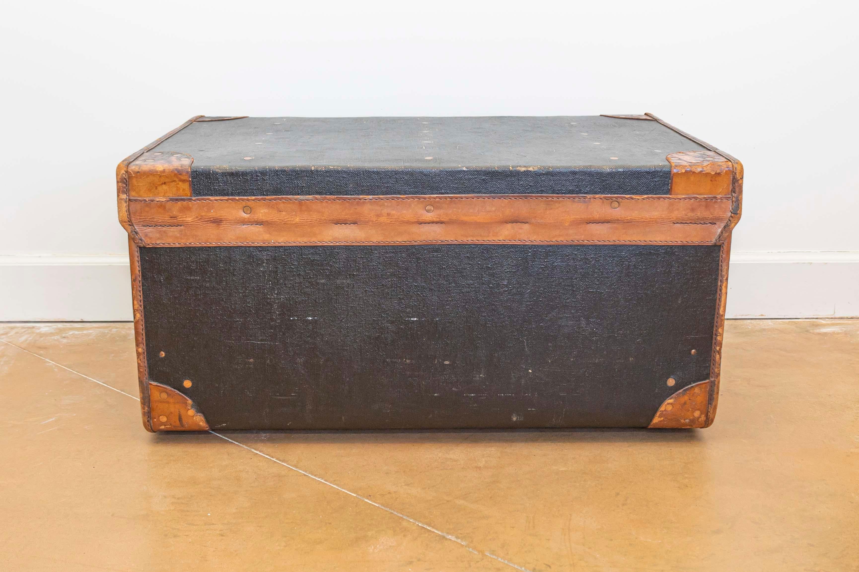 Baule da viaggio nero inglese di epoca vittoriana del XIX secolo con iniziali J. G. F. In condizioni buone in vendita a Atlanta, GA