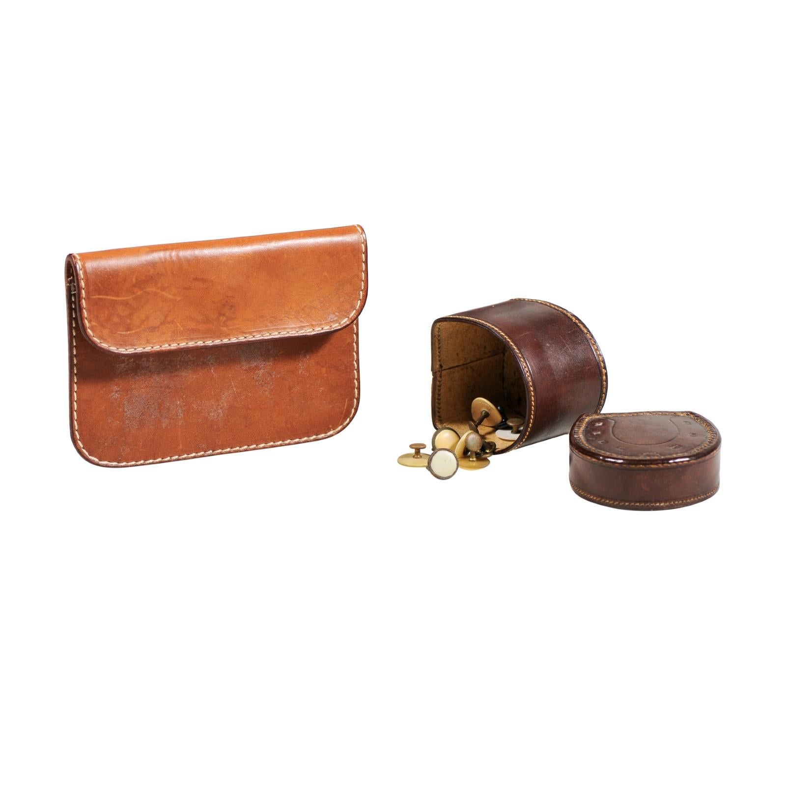 An antique English Victorian period leather case and horseshoe button box from the 19th century, with eleven buttons. Created in England during the reign of Queen Victoria, this leather set features a light brown pouch with stitched trim, opening