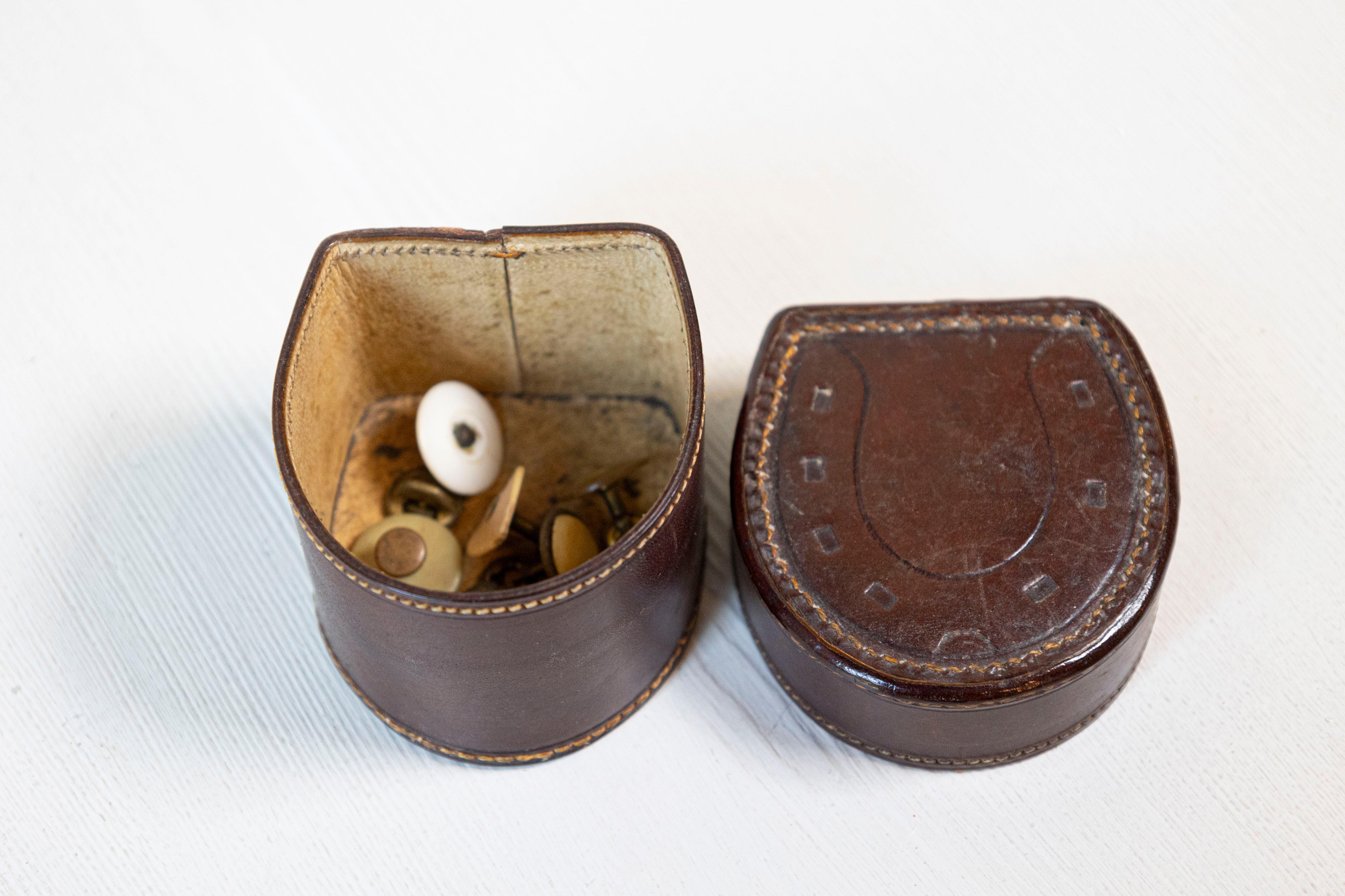 English Victorian Period 19th Century Brown Leather Case with Button Box For Sale 1