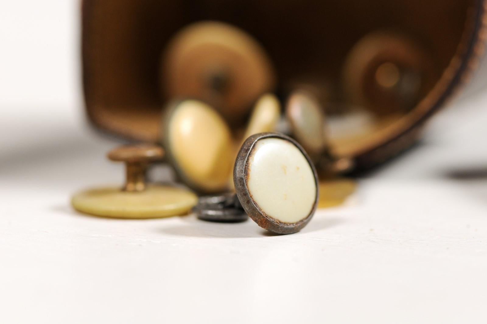 Cuir Boîte en cuir marron avec boîte à boutons d'époque victorienne anglaise du 19ème siècle en vente